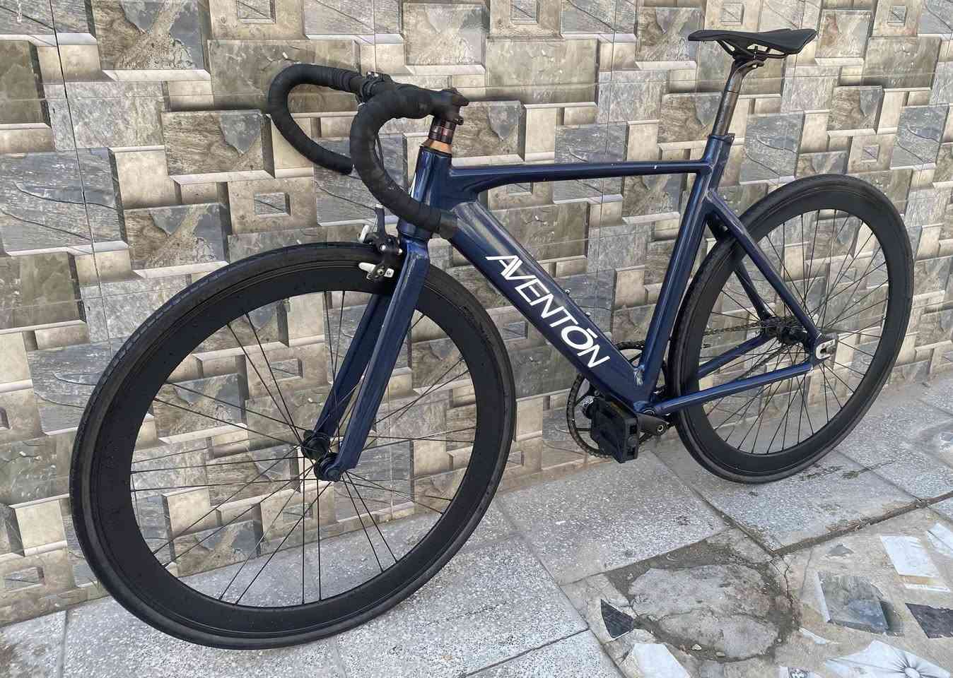 السلام عليكم🌹

للبيع فقط 

بايسكل فكسد 

ماركه AVENTON 🔵

لشه مضلعه

معدن فول المنيوم 

صينية 58 سن

خفيف جدا وسريع ✈

جاهز اي عطل مابي👍🏻#

حجم C700 /28
  
فريم عالي 54

السعر 300

العنوان :🏭
بغداد الطالبية قرب كلية الادارة والاقتصاد 
 
نعتذر عن المراوس🚲

الرقم للتواصل /***********
