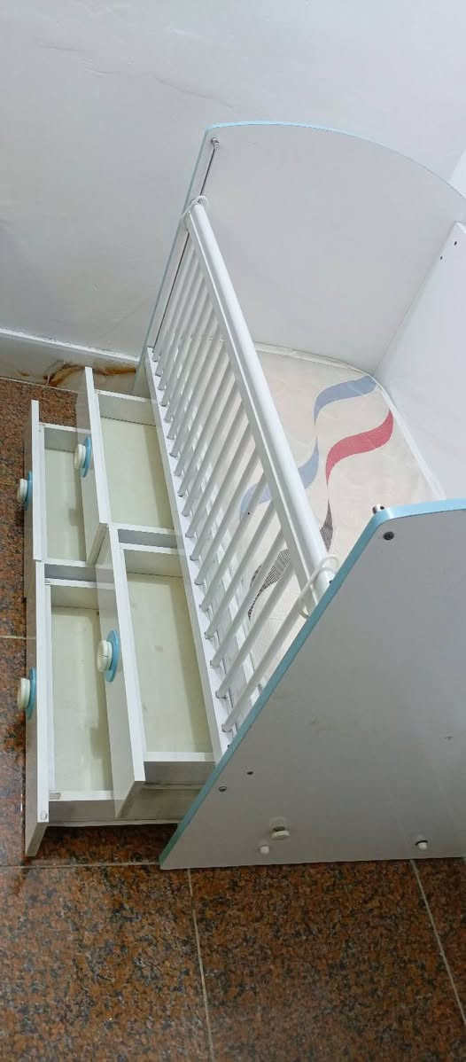 سرير نفر حديد ٥٠ الف
سرير اطفال ماركه مجرات نوع جيد
٧٥ الف 
***********
