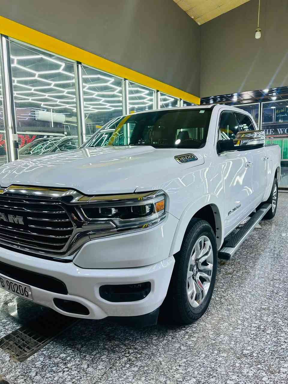 رام 2022 // 1500 // لمتد لونك هورن (وارد امريكي)
موديل 2022

محرك V8 5.7L HIMI

العداد: 127000KM

البدي مكفول من الصبغ ماعدا مقدمه البنيد كارت.

المواصفات :

* دفع رباعيx4. 

* رادار تفاعلي مع مانع تصادم. 

* نقطة عمياء. 

* تحذير الخروج عن المسار.

كامره خلفيه.

* لوحة القیادة دیجیتال.

* شاشة عرض لوحة القيادة على الزجاج الأمامي. 

* لمسات داخليه من الخشب.).

* دوسات جانبية.

* المصابيح الأمامية زنون.

* كشافات الضباب زنون. 

* المصابيح الأمامية والمصابيح الخلفية LED. 

* دخول ذكي (بصمة). 

* تشغيل عن بعد.

* مقاعد من الجلد الفاخر. 

* المقاعد كهربائية مع ميموري.

* المقاعد الأمامية تبريد وتدفئة. 

* المقاعد الخلفية تبريد وتدفئة. 

* شاشة كبيرة.

* نظام ملاحة نفكيشن GPS.

حساسات امامية وخلفية..

* مانع تصادم امامي. 

* مكيف خلفي.

*محدد سرعة.

* ويل كروم قياس 20 انج.

* نظام اطفاء وتشغيل اوتماتيكي.

* مرايا كهربائية جانبية من الكروم قابلة للطي كهربائيا.

* شاحن موبايل لاسلكي (واير ليس).

* الشباك الخلفي كهربائي. 

* باب الصندوق كهربائي.

* امكانية تعديل ارتفاع دواسات البنزين والبريك.

* هاند بريك كهربائي.

* حساسات امامية. 

* حساسات خلفية. 

* مرايا مع خاصية التعتيم الذاتي. 

* مساحات تخزين إضافية تحت المقاعد

گفر للبدي

حادثها فقط مشط ستيرن وتم تبديله وبارد بالجاملغ ومقدمه البنيد بارد وكارت بدون ايرباك بدون تبديل تكدر تحصل صور الحادث من خلال رقم الشاصي  1C6SRFKT9NN317561

التواصل مراسله علئ الواتساب فقط 

***********
