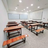 “مو بس قاعة… إدارة وتنظيم يخدم شغلك”(تآجير قاعات دراسية ) ضمن بيئة تعل...