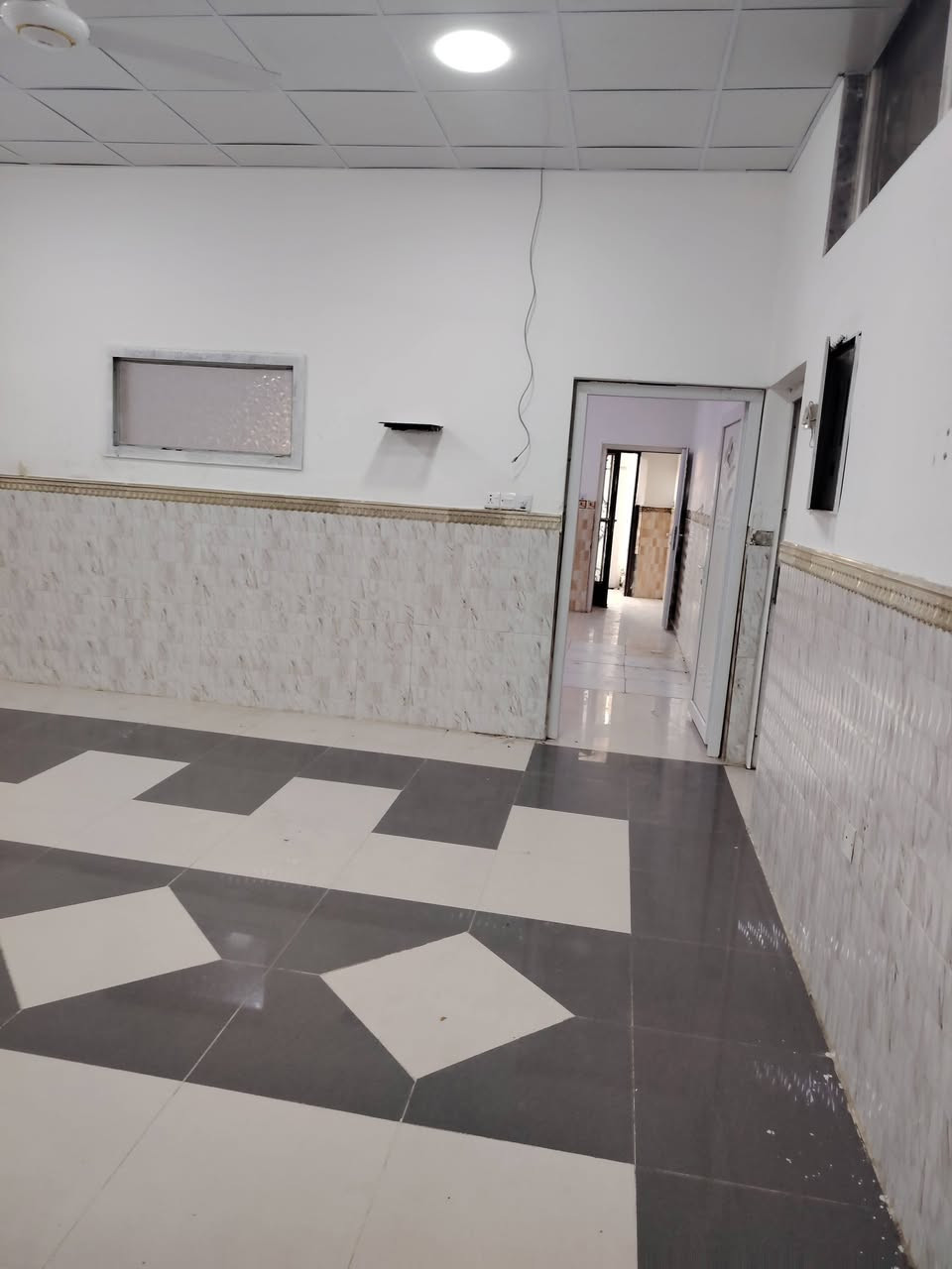 دار للايجار. طابق أرضى كركوك  منطقه الحسابات.   مساحه 200 متر 
         شارع سايدين قرب التموينيه
       يتكون من
    ٢ نوم
   استقبال
     مطبخ
        هول
   كراج
      سعر الايجار   350 الف مع مجال
      للاستفسار
     *********** واتس
