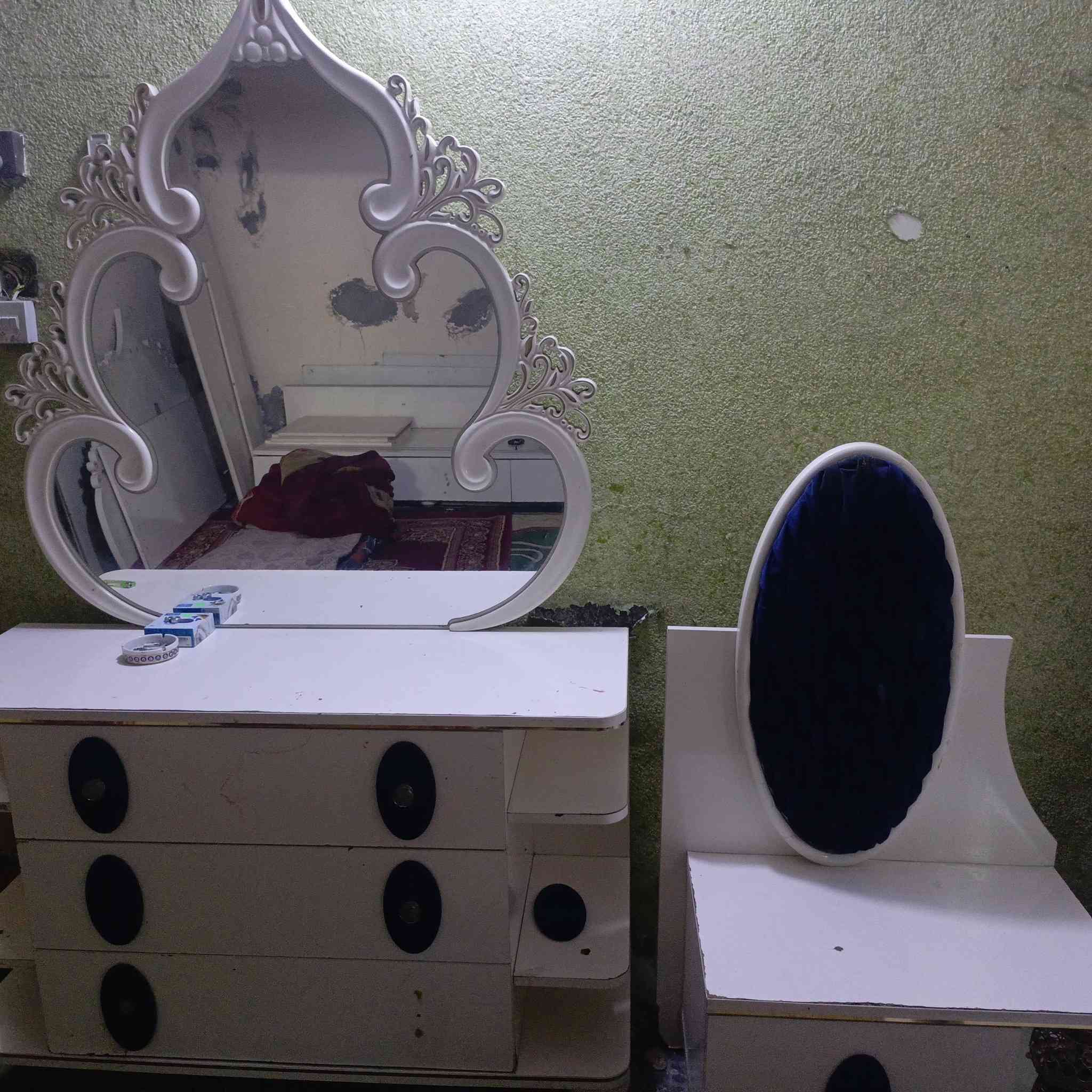 السلام عليكم غرفة تركية نظيفة عدى الچرباية مكسورة السعر 400 الف وبيها مجال المكان بغداد الشعلة 
للتواصل ***********
