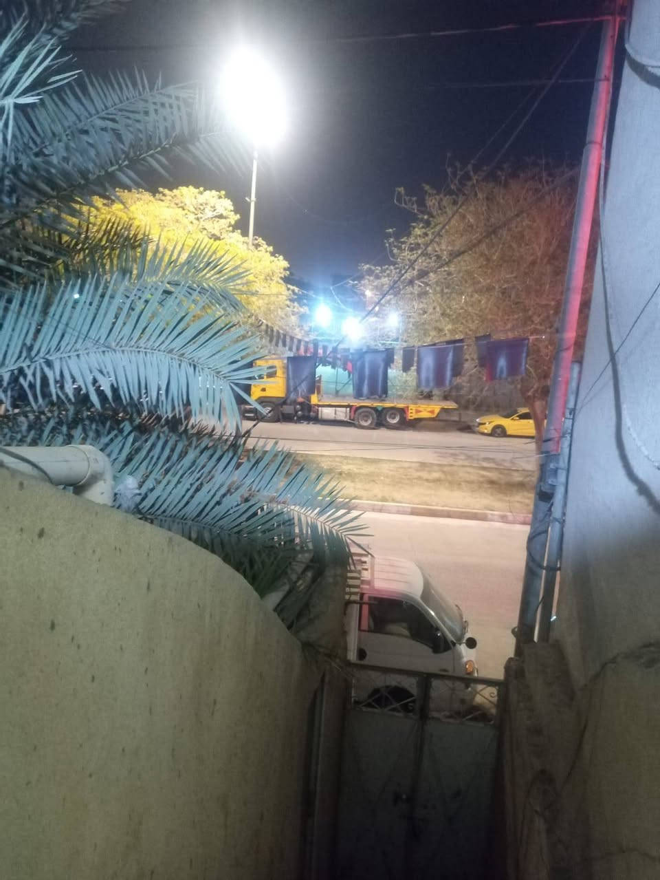 السلام عليكم بيت +شقه موقع تجاري حي الغدير المساحة ٢٠٠ متر السعر ٣٢٥ رقم ***********
