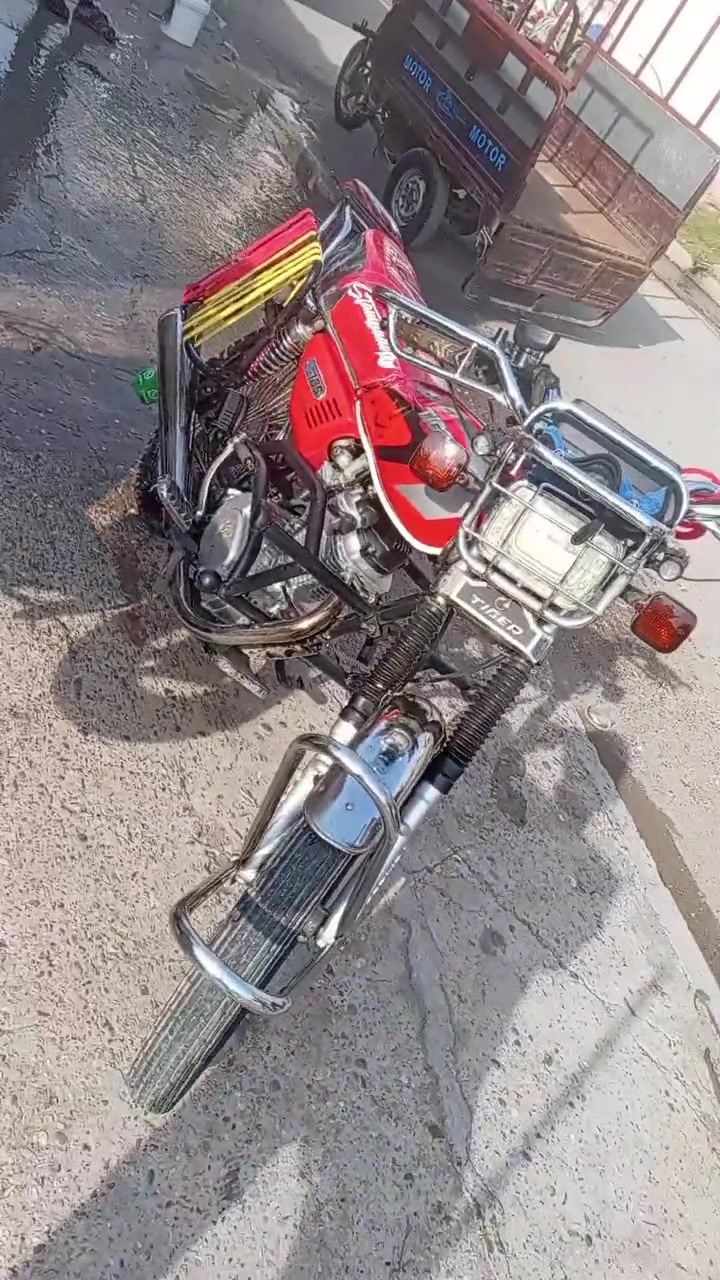 سلام وعليكم عندي ياماها زنجيل للبيع معمره جديد مره وحده مفتوحه كلشي شرط السعر 60وبيه مجال متوازي حيل رقمي *********** عنواني كانب اليمن صلا الزراعي
