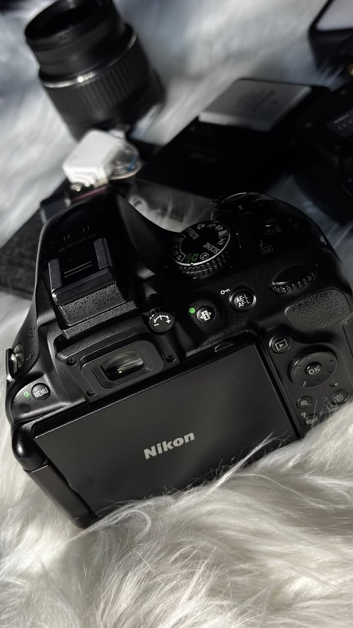 السلام عليكم كامرة نيكون 5200كامرة نضيفة الله شاهد 
صورفوتو فيديوهات معه عدسة+بطاريتين +شاحنتين +رام 64ك+حزام +جنطة السعر 500مكاني كربلاء بيعة مستعجلة رقمي ‭٠٧٨٣ ٨٣٨ ٨٤٥١‬
