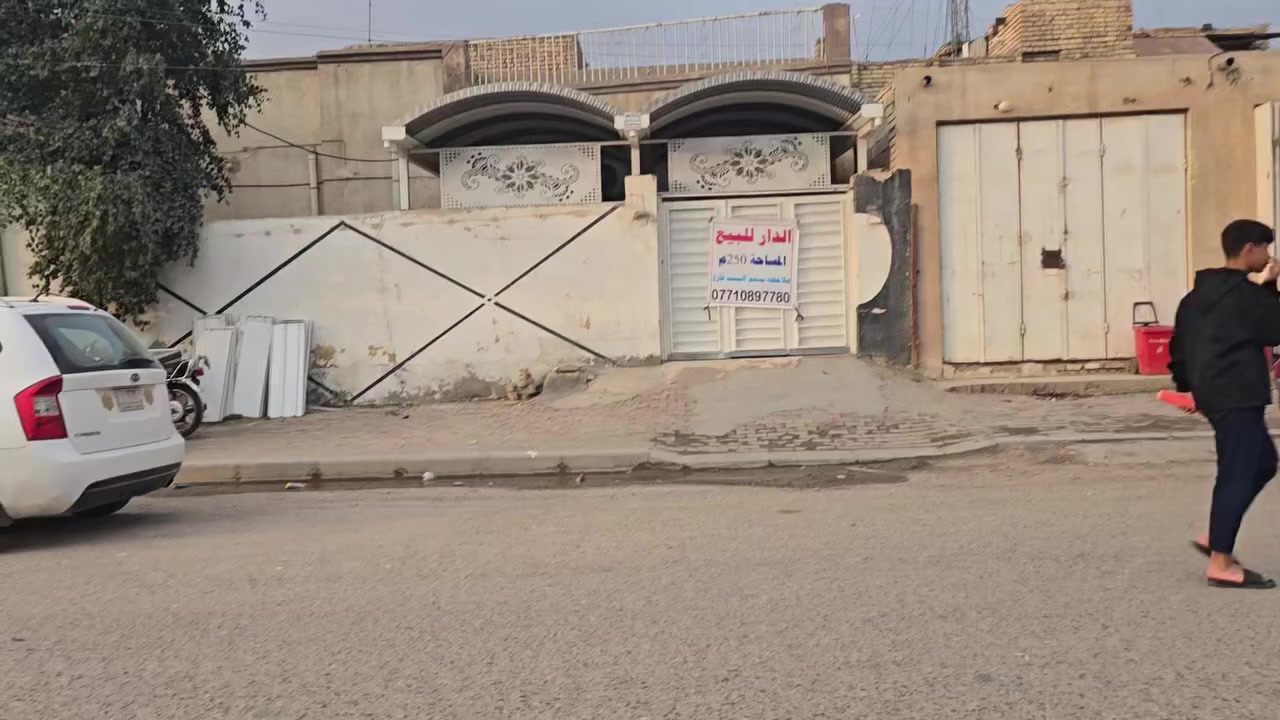 السلام عليكم ورحمة
بيت للبيع  او مراوس او نص البيت ينباع او كامل في حي المعلمين الجديد شارع تجاري 250 متر
بنا البيت 2006 بس نضيف جدا طابقين صالح لسكن وعالي عن شارع يصلح تجاري وسكن ***********
ملاحظة هذا السبوع البيت ايفرع ان شاء الله
