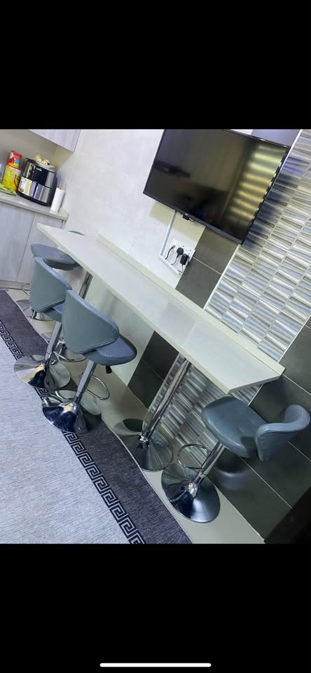 سلام عليكم كاونتر مع طباخ مع مرشحه مع فرن مع براد مع ميز واربع ستولات بسعر ٣مليون  بغداد مجمع البدور
للاتصال ***********
