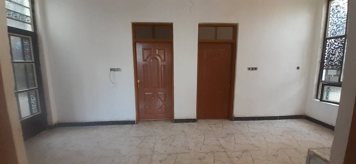 السلام عليكم بيت ١٥٠ متر 
واجيه١٠ نزال ١٥ بناء حديث
غرفتين نوم استقبال حولي 
المكان حي الشهداء قريب المدارس 
وجامع الرحمن الرحيم
 السعر ١٠٠ مليون
للاستفسار ***********
