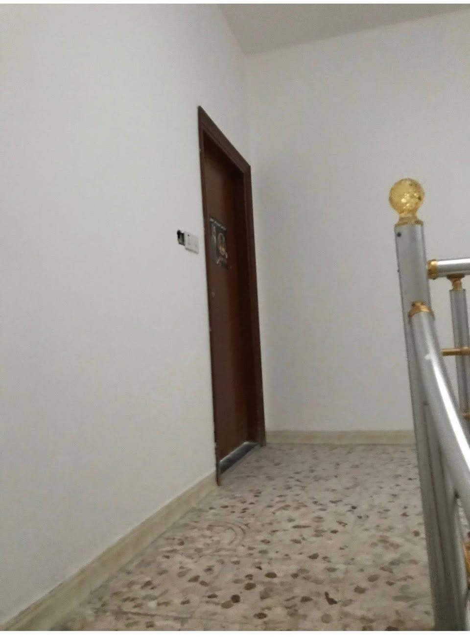 السلام عليكم
بيت للإيجار الديوانية حي الجامعة قرب مدرسة الجامعة الابتدائية 

مساحة 100متر 

الطابق الاول استقبال صالة صحيات مطبخ ومناور 2 

الطابق الثاني غرفتين صالة وصحيات

الطابق الثالث بيتونة كبيرة 

ومجهز بسخان ماء وماطور ماء

للاستفسار الاتصال ع الرقم

0771 440 4114
