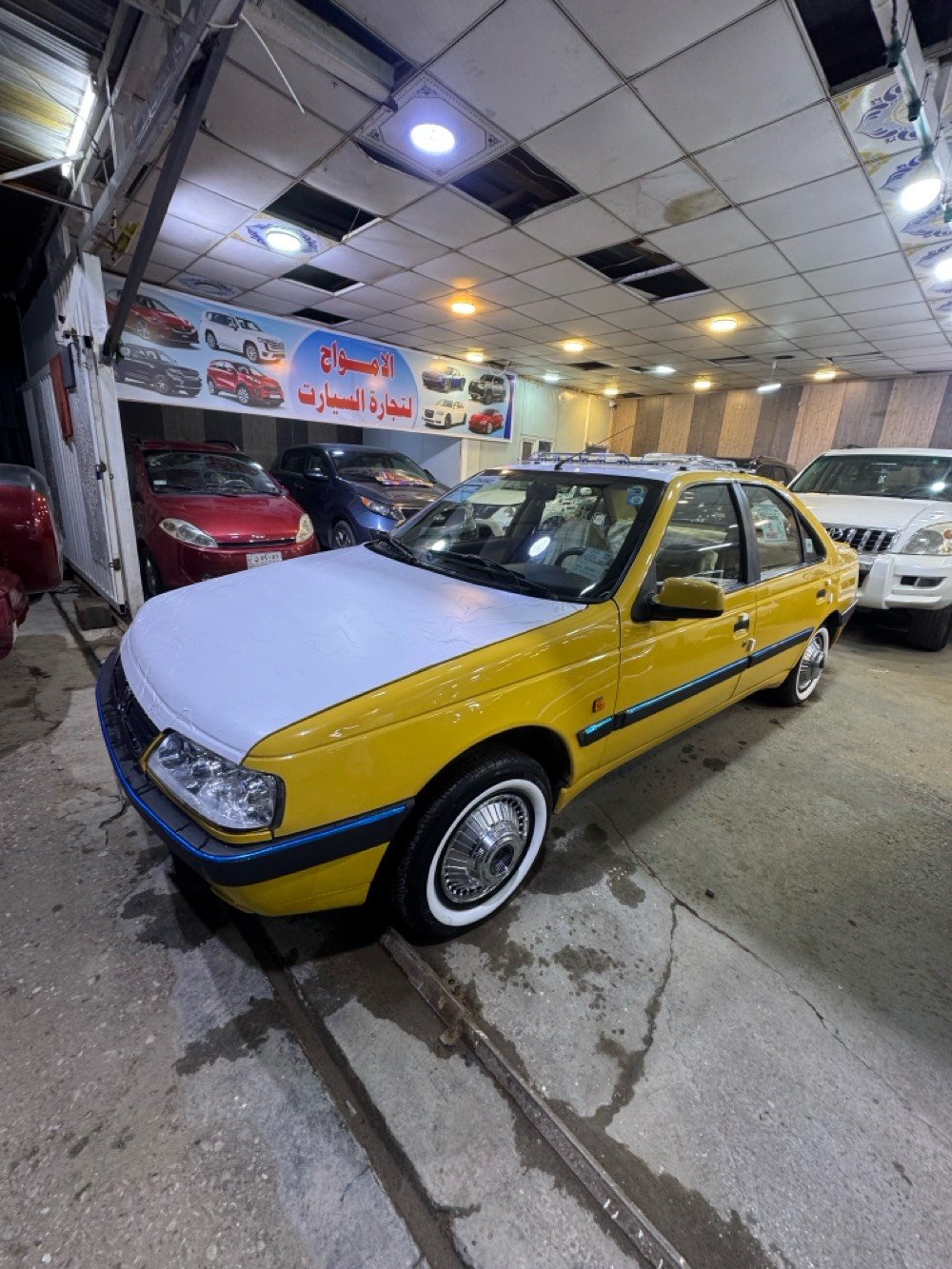 السيارة معروضة للبيع، تتميز بلونها الأصفر اللامع وحالتها الجيدة. السيارة نظيفة من الداخل ومصانة بشكل جيد. جميع التفاصيل والتجهيزات موجودة وتعمل بكفاءة. جاهزة للاستخدام اليومي أو للعمل التجاري كسيارة أجرة.