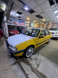 السيارة معروضة للبيع، تتميز بلونها الأصفر اللامع وحالتها الجيدة. السيا...