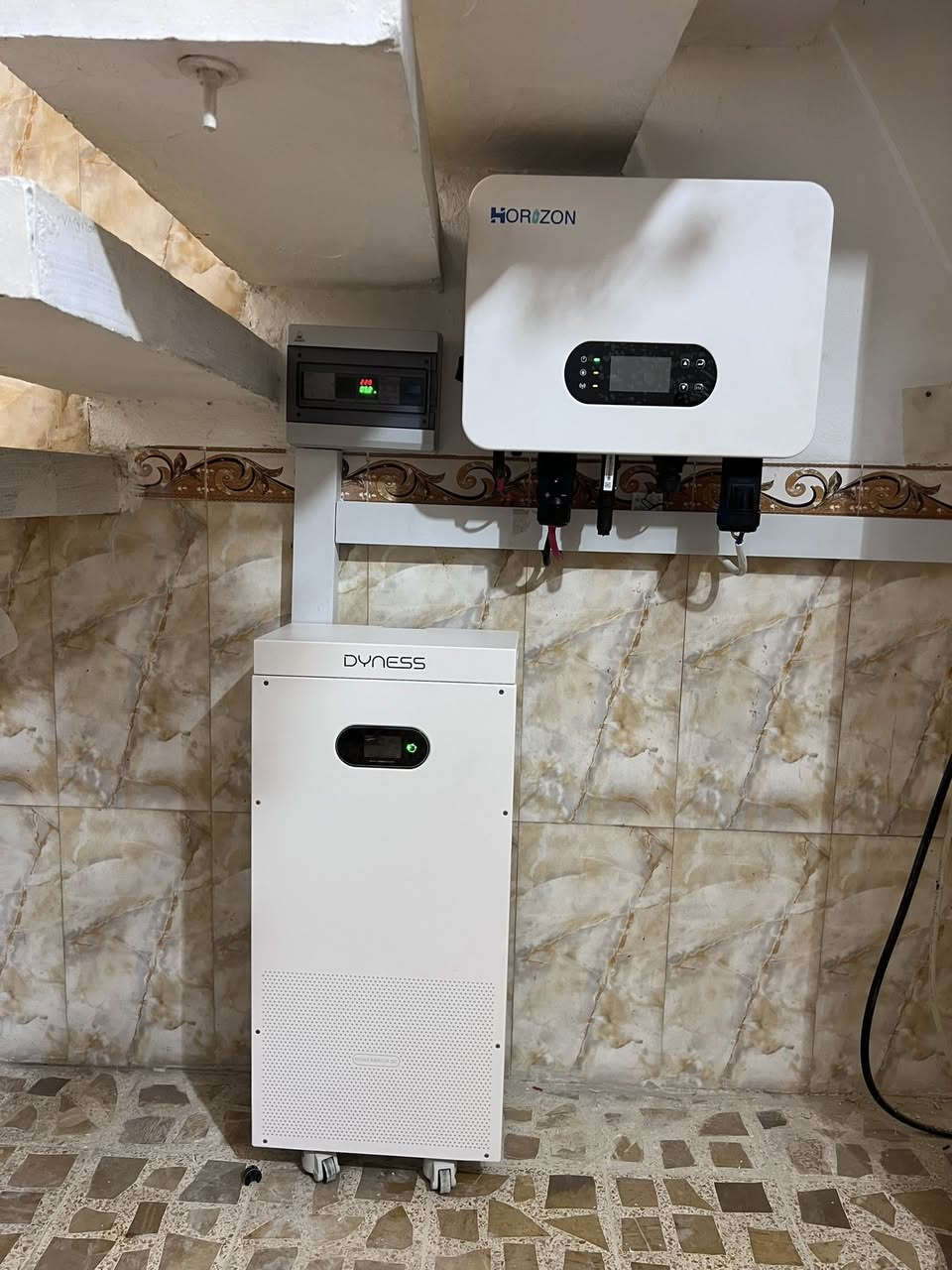 منضومه جديده بمواصفات جدا عاليه
تتالف من :
انفيرتر هورايزن 6 كيلو بمعيار حمايه عالي Ip66
بطاريه ذات سعه تخزينه عاليه 16 كيلو واط من الشركه العالميه داينس dyness
الواح اخر اصدار من شركه لونجي 650 واط HimoX10
عدد 8 
المنضومه تجهز 16 امبير حقيقي ليلي نهاري وبالتناوب مع الوطني 
للاستفسار التواصل مع الصفحه او الرقم 
***********@
#ديالى 
#بعقوبه
#بلدروز
