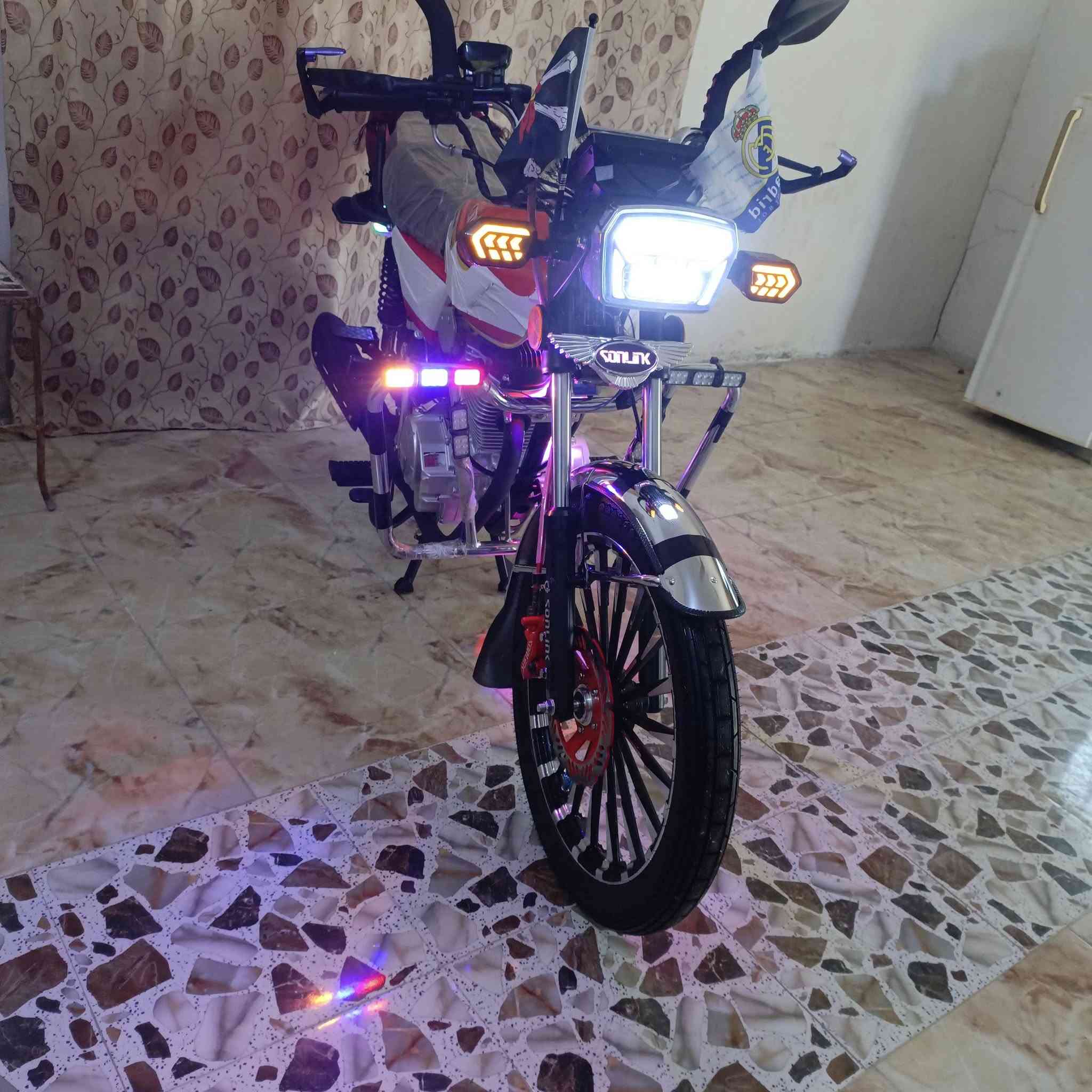 دراجه ايراني)(sonLik)
موديل 2025 كفاله عامه بدون اوراق
مكينه ضمان (6) اشهر 
ماشيه (950) km
وضع الشركه 
السعر 1100 وبيه مجال بصيط
***********
