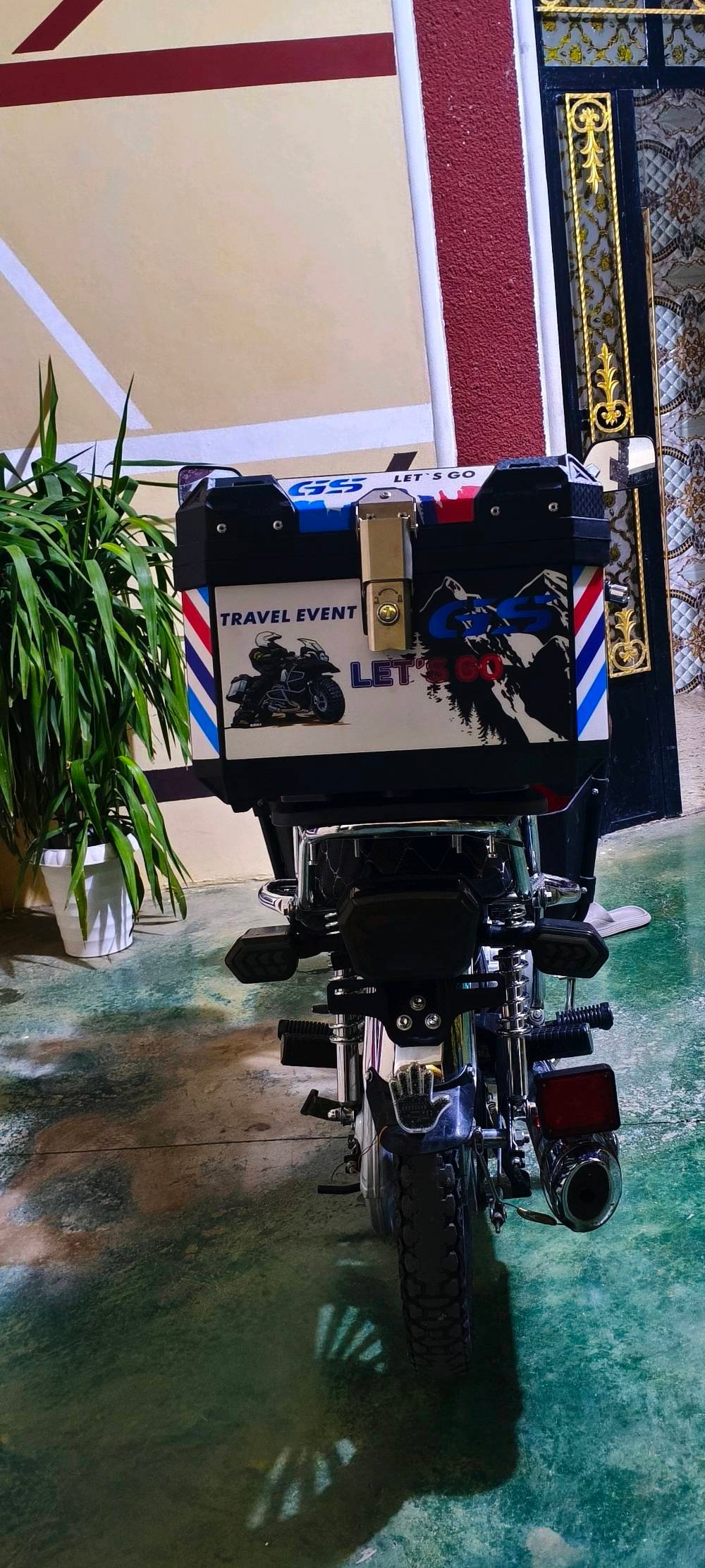 دراجة نارية مميزة موديل Sonlink 200CC بحالة ممتازة. تم تجهيزها بصندوق خلفي لتخزين الأمتعة، وتصميم مريح للمقعد مغطى بالجلد. مثالية للرحلات الطويلة والمشاوير اليومية.