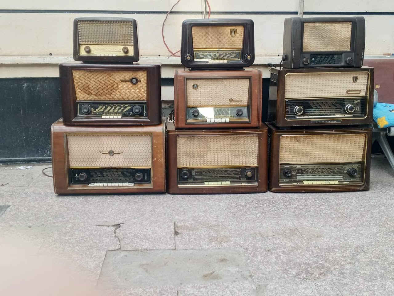 لعشاق الفخامة والزمن الجميل.. أضخم مجموعة راديوهات ألمانية "أنتيك" نادرة للبيع الموقع بغداد التاجي
نعلن عن عرض مجموعة حصرية ونادرة تضم 20 جهاز راديو أنتيك من كبرى الماركات الألمانية التاريخية (SABA, Telefunken, Loewe-Opta, Nordmende) وغيرها من أيقونات الصناعة في الخمسينيات والستينيات.
​ما يميز هذه المجموعة:
​الجودة الألمانية: جميع الأجهزة صناعة ألمانية غربية أصلية (Made in W. Germany)، المعروفة بدقة التصميم ومتانة الهيكل الخشبي الفاخر.
​حالة تشغيلية كاملة: جميع الأجهزة (20 جهازاً) مفحوصة وتعمل بكفاءة تامة وعلى أتم وجه، لتستمتع بصوت الأنابيب (Tubes) اللمبات الدافئ والنقي.
​تنوع الموديلات: تضم المجموعة أحجاماً وموديلات متنوعة، منها النادر جداً، وكلها تحتفظ برونقها الخارجي وقطعها الأصلية.
​استثمار للمستقبل: هذه المقتنيات ليست مجرد راديوهات، بل هي قطع فنية تزداد قيمتها المادية يوماً بعد يوم، مثالية لتزيين المكاتب الفاخرة، المتاحف الشخصية، أو المجالس التراثية.
​تفاصيل البيع:
​العدد الإجمالي: 20 جهازاً.
​الحالة: شغال 100% / نظافة خارجية ممتازة.
​السعر: جدا مناسب فرق كبير عن اسعار الاخرين
​هذه الفرصة قد لا تتكرر لاقتناء تاريخ كامل في مكان واحد.
​للتواصل  هاتف واتساب 004915775535559
الموقع: بغداد . التاجي


**إذا كنت صاحب هذا الإعلان وتريد حذفه لأي سبب، رجاءا أرسل رسالة إلى الدعم الفني**