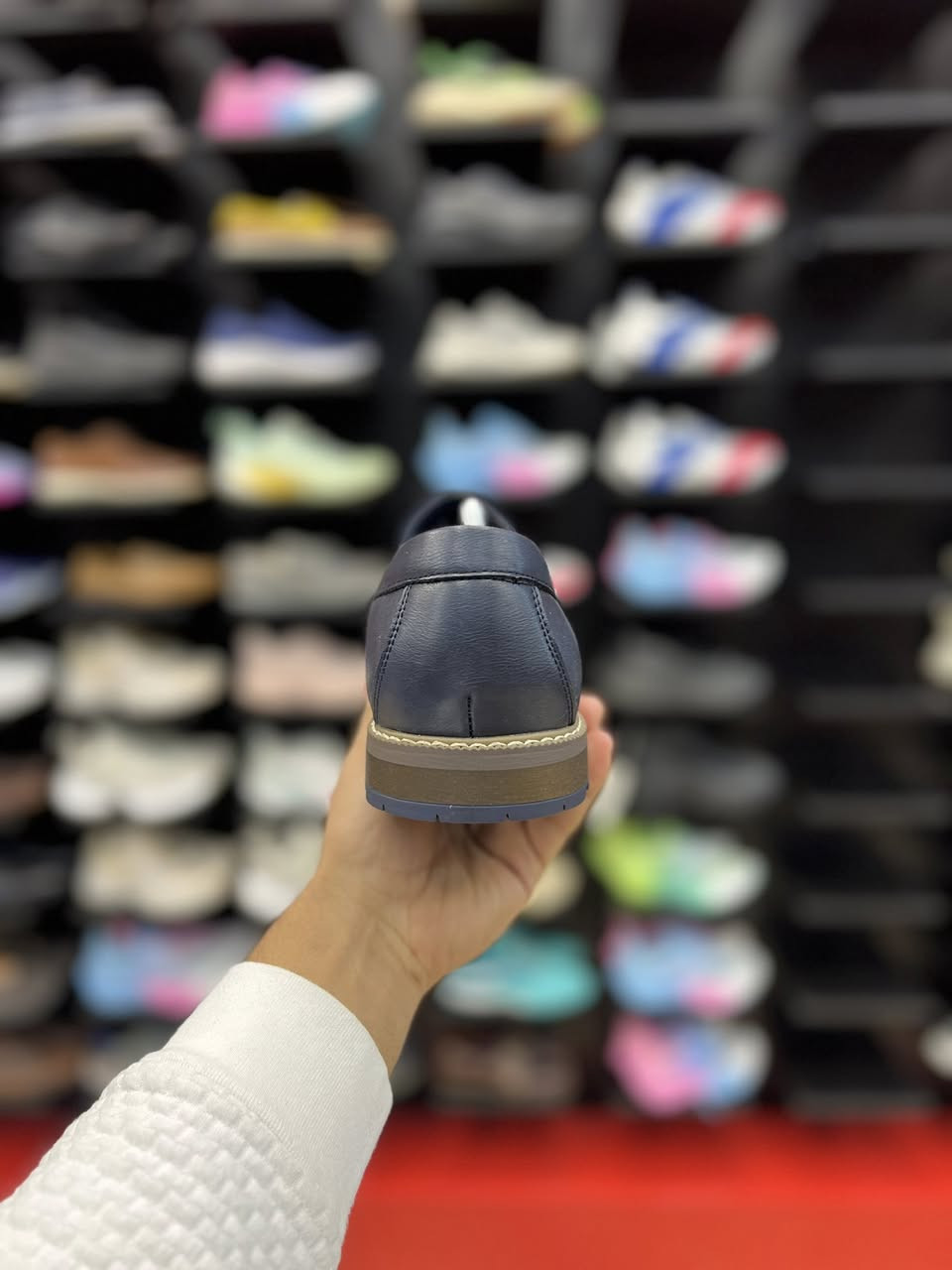 Giorgio

الخامات: غالباً ما يأتي هذا النوع بجلد طبيعي أو "نوبوك" مع نعل مطاطي متين لراحة القدم.
التفاصيل: يتميز بلون كحلي وتصميم يتضمن خياطة بارزة ونعل متراكب، مما يجعله مناسباً للمناسبات الرسمية البسيطة والاستخدام اليومي

متوفر قياس 44.5-45
السعر 35 الف

العنوان النجف ملحق الروان 
توصيل 🚚 محافظات 6 داخل النجف3 
*********** واتساب#
