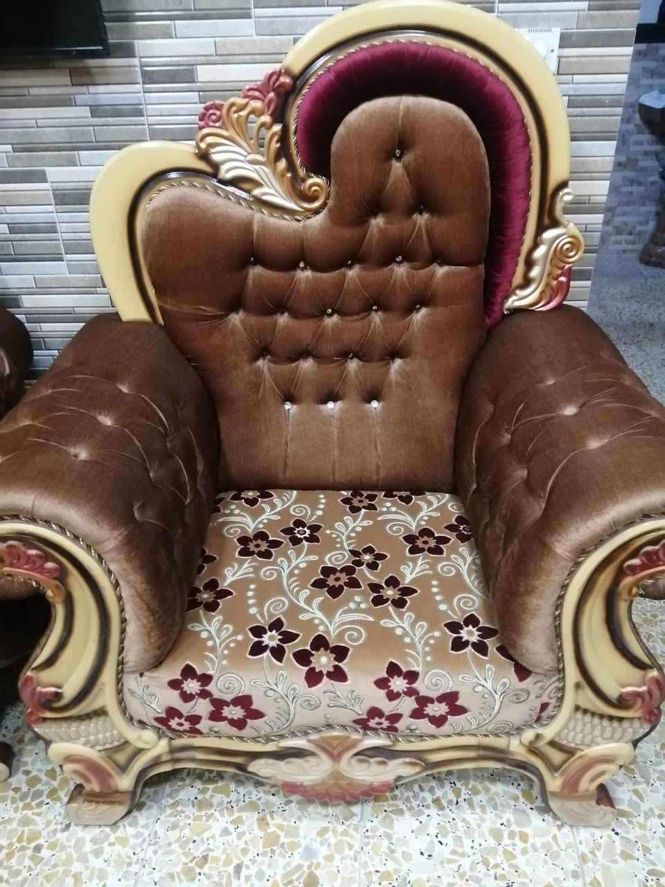 تخم للبيع ملكي عشرة مقاعد نظيف جدا مع الطبلات السعر ٨٠٠ الف التواصل واتساب فقط ***********
