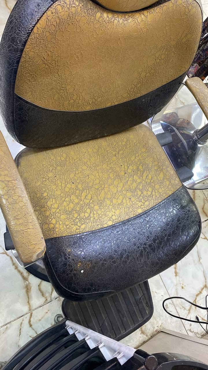 السلام عليكم للبيع كرسي حلاقه نضيف جدا اسود ذهبي السعر رقم التلفون ***********
