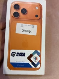 عندي ايفون 17pro max رقمي:07706368177 بي واتساب  ملاحضة:ما مفتوح