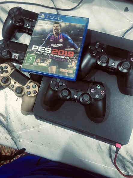 بلي فور سلم نضافه ٩٥٪؜ كلشي ما بي شغال ويا بيس ١٩ ويا خمس يدات ثنين شغالات والبقيه بيهن شغلات بسيطه يعني يراد تصليح الهن عنواني البياع السعر ٣٥٠ + البلي ما مفتوح نضيف فول  
تواصل واتساب ***********
