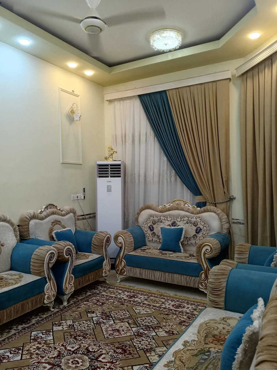 السلام عليكم 
بيت للايجار في البطاط مساحه 150 متكون من استقبال وصاله وغرفه ومطبخ وصحيات خارجيه وداخليه البيت نضيف ايجاره 250 للاتصال على الواتساب ***********
