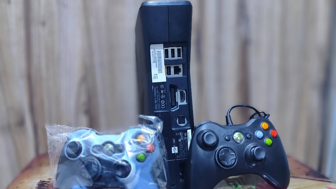 اكس بوكس 360 نضيف 100% يحتوي على جوستك اثنين ويحتوي على 148لعبة  السعر 125 وبي مجال بسيط لطييين لتواصل والاستفسار الانتصال على الرقم ***********مكاني كركوك ويوجد توصيل لجميع المحافظات العراق
