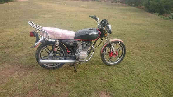 سلام وعليكم
للبيع سيفان 22 محرك مكفول ورقه كارتونيه
بيهه نقوصات بسيطه السعر 450  وبيهه مجال
 مكان تقاطع السياحي كنعان... موجود خاص
***********
