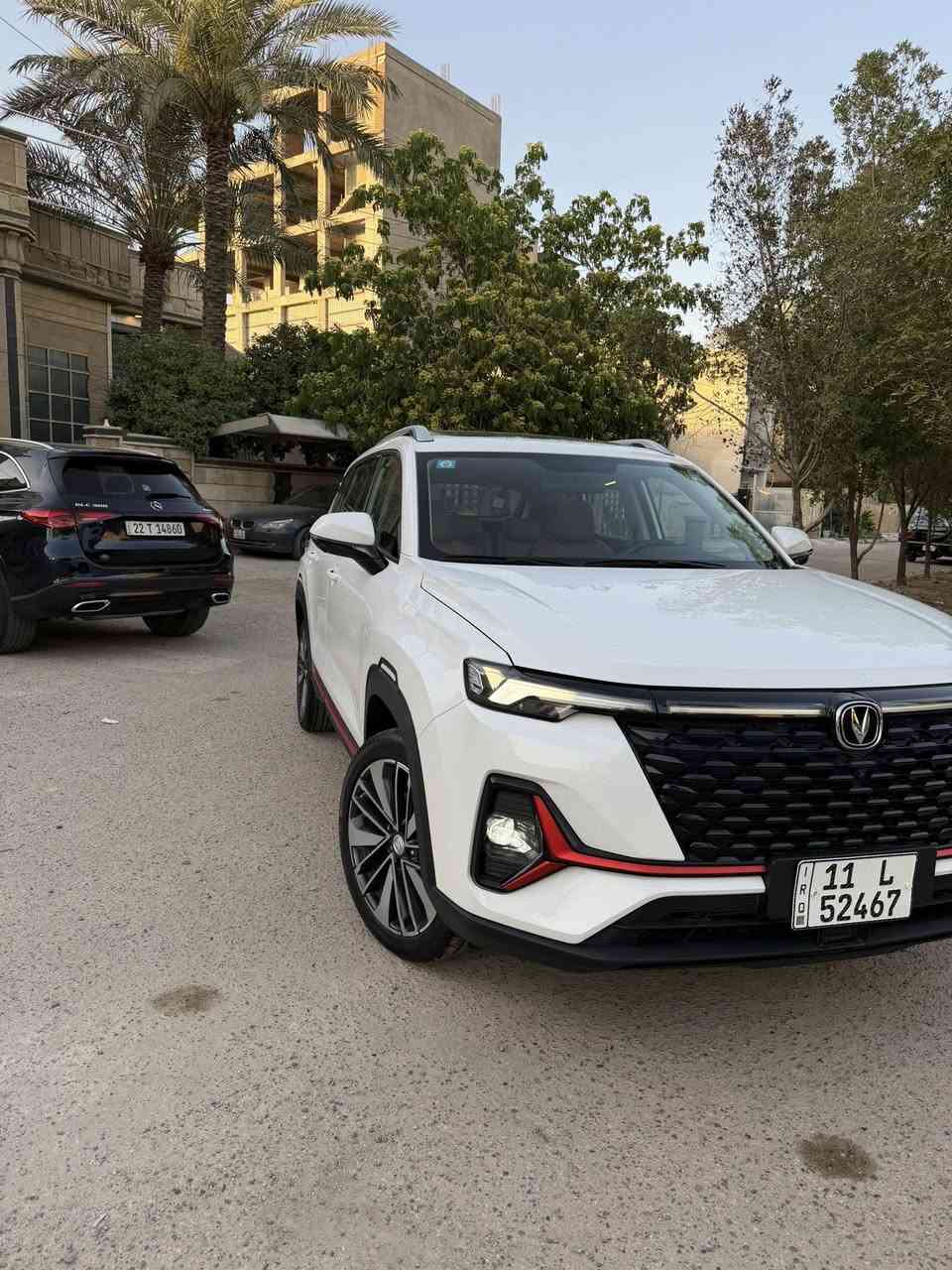 شانجان  cs35 بلس اعله مواصفات بحاله الوكاله
ماشيه 10 الف كيلو فقط باسمي حره تحويل ثانيوم
مكانه بغداد الكرخ

معروضة للبيع سيارة Changan CS35 Plus موديل2025الفئة الأعلى في مواصفاتها  بحالة الوكالة وتصميم عصري يجمع بين الرياضية والفخامة الاقتصادية.

​⚙️ المواصفات الميكانيكية والأداء:

​المحرك: 1.4 لتر تيربو (Blue Core) بنظام حقن مباشر GDI، يولد قوة 156 حصان.

​ناقل الحركة: أوتوماتيك 7 سرعات مزدوج القابض (DCT) أداء سلس وقوي.

​عزم الدوران: 260 نيوتن متر لإنطلاقة مميزة.

​اقتصاد الوقود: ممتازة جداً واقتصادية (خزان وقود بسعة 53 لتر).

​✨ المظهر الخارجي والرفاهية:

​فتحة سقف بانوراما بالكامل تعطي رحابة للمقصورة.

​إضاءة أمامية وخلفية Full LED بتصميم ثلاثي الأبعاد مع مستشعرات تلقائية.

​جنوط ألمنيوم مميزة مقاس 18 إنش.

​صندوق أمتعة خلفي ذكي (يفتح ويغلق كهربائياً بلمسة زر).

​💺 المقصورة الداخلية والتقنيات:

​مقاعد من جلد النابا الفاخر باللونين العسلي والأسود الرياضي.

​شاشة وسائط رقمية باللمس مقاس 10.25 إنش مجهزة بنظام الملاحة وربط الهاتف.

​نظام تكييف أوتوماتيكي مع فتحات تكييف خلفية وفلتر تنقية الهواء المتطور PM2.5.

​تشغيل عن بعد + زر تشغيل المحرك (بصمة) + فرامل يد كهربائية.

​🛡️ أنظمة السلامة والأمان (الأعلى في فئتها):

​كاميرات محيطية 360 درجة لكشف كامل الزوايا (رؤية عين الصقر).

​مثبت السرعة التكيفي (ACC) الذكي مع خاصية التوقف والتسارع التلقائي.

​نظام التحذير من التصادم الأمامي مع الفرامل النشطة للتوقف
 الطارئ.

شحن وايرليس

​نظام التحكم الإلكتروني بالثبات من بوش (BOSCH ESP 9.3).

​حالة السيارة: بحالة الوكالة جاهزه 100٪

​الضمان: [ تحت ضمان الوكالة]
 مهندس عبدالله
***********
