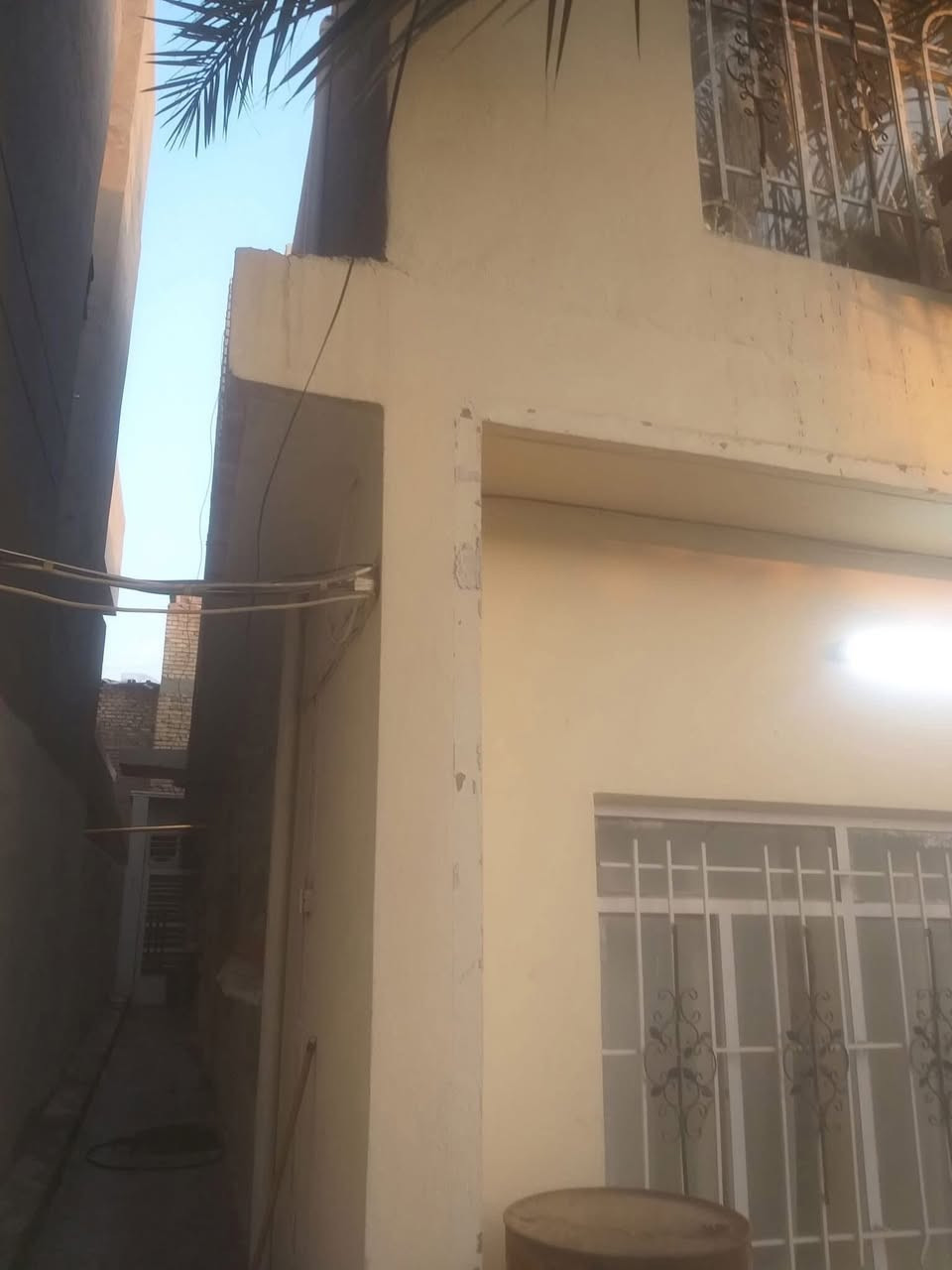 السلام عليكم دار للبيع مساحته ١٣٧ واجهه٥ونص  ونزال ٢٥م الكماليه شارع الاصفر  طابقين مسلح  عالي عن الشارع يحتوي على حديقه واستقبال وغرفةنوم ومطبخ وخدمات والثاني غرفتين نوم وخدمات طابو صرف ويمكن بيعه مراوس ١٧٠ وبي مجال المراجعه مع مكتب دلالية ابو فراس العتابي *********** وابو محمد الشمري ٧٧٠٦١١٩٨٠١ 🌹🌹🌹
