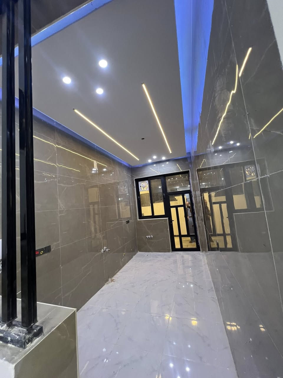 بسم الله ماشاءالله : ع شغل  تمتع بأفضل وسائل الراحة في عقاراتنا الفاخرة!"
🔹بيت مساحة 100م-  واجهة 6،250 -نزال 16 

▪️فول مواصفات  
البيت يحتوى على( 4 غرف نوم مع 2حمامات)

 *الطابق الاول يحتوي على استقبال ومطبخ وصالة كبيرة وغرفة نوم مع حمام ملكي مع منور

*الطابق الثاني3غرف نوم مع حمام

*الطابق الثالث  بيتونه كبيرة .

المواصفات //

رفت 40مع بتلو 10 يعني صار 50 والصور كلها موجودة من بداية البناء اما السبتتنك تجي وتشوف بعينك ع شرط غرفة نوم مسويها

ارضية كلها 60×60وتطبيك الارضية فرش حصو مع بسيس بالاضافة الى مادة

المطبخ والحمامات والحولي كلها تطبيك الواح وليس سيراميك

بورد نظام كامرات وانترنت مخفي

ابواب تركي اصلي ضمان مع ابواب حمامات المنيوم

مغاسل تعليك مع غربية تعليك نوع توته

حمامات الواح مع خلاطات تركي اصلي

البيت جبسن بورد مع انارات بروفايل وانارة مخفية

بوكسات خارجية للغاز والماطور مع تانكيات عدد 1 الف لتر

🔹نوع العقار طابو زراعي سند٢٥
🔸الدورة -البوعيثة -العدل الأول 
🔻البيت باسمي مباشر بدون دلالية 
للاستفسار ***********
