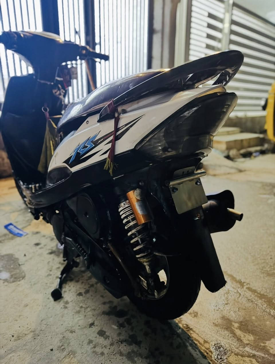 يالله ماكس عدلة على وضع البلادي مكينة بلادية بيها شغلات تزويد خفيفه صالنصه صجمية قطرة دهن برتقالي شيال رياضي دبلات امامي رياضي برتقالي ويل نجمة الاصلي أشاير بريك ملون امامي خلفي دراجة نضيفه كلش ترايك بيه وين مايعجبك 
قبل ٣ اشهر نزلت من الحاوية 
بل واقع احله من الصوره 
السعر 850 بيه مجال بسيط دراجه طالعه قليل كلش 
المكان بغداد 
الرقم ***********
