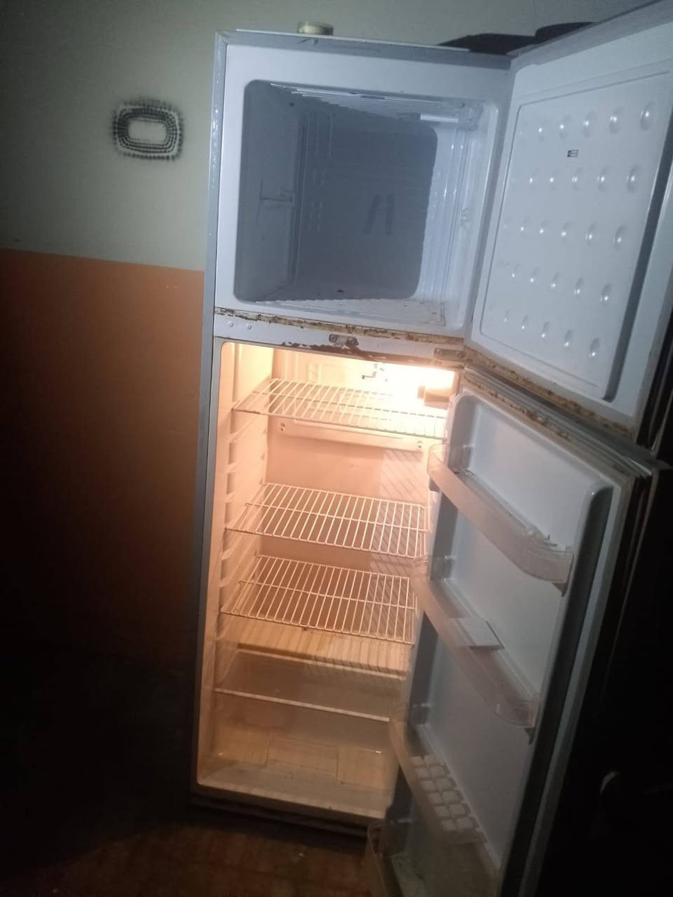 سلام عليكم
ثلاجه للبيع
ناقصها فقط غاز


**إذا كنت صاحب هذا الإعلان وتريد حذفه لأي سبب، رجاءا أرسل رسالة إلى الدعم الفني**