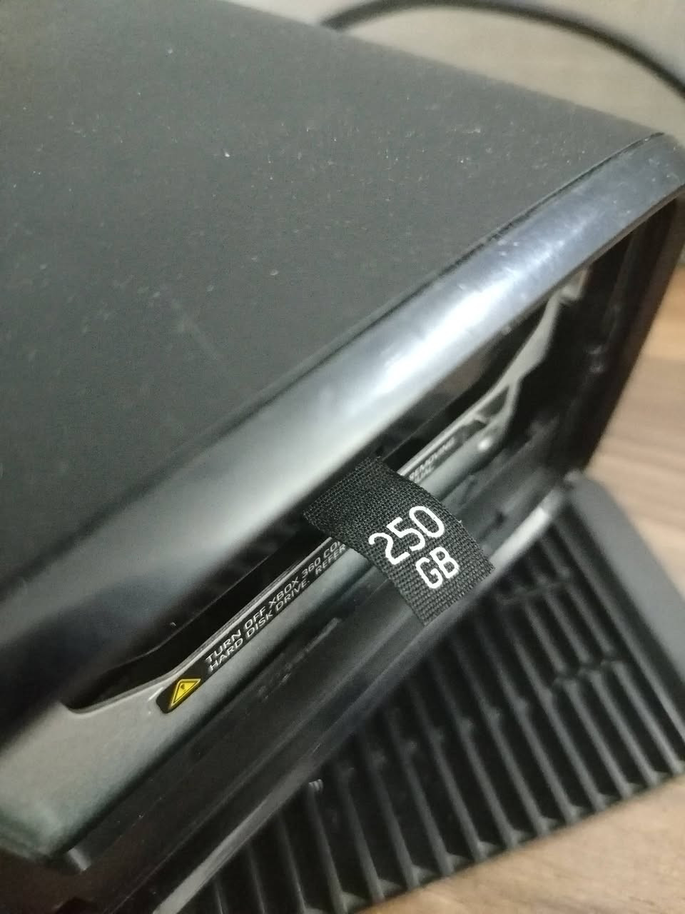 السلام عليكم، للبيع جهاز Xbox 360 Slim بحالة نظيفة جداً وممتازة، الجهاز مهكر (RGH) وجاهز للعب مباشرة. الجهاز تم الاعتناء به جيداً ولا يعاني من أي مشاكل فنية.
تفاصيل الجهاز:

النظام: مهكر بنظام Aurora الاحترافي، سريع وسهل الاستخدام، ويدعم ميزة System Link للعب الأونلاين مع الأصدقاء.

الألعاب: الهارد محمل بأقوى ألعاب الـ Xbox 360 المعروفة.

المحاكيات: الجهاز يضم مجموعة محاكيات ممتعة لتشغيل ألعاب الزمن الجميل: 

محاكي PlayStation 1.

محاكي Xbox Classic.

محاكي NES للألعاب الكلاسيكية.

الملحقات:

الجهاز يأتي مع كامل ملحقاته (يد تحكم، جميع أسلاك التوصيل، باور سبلاي).

سعره  85 الف
ملاحظه / بالجوستك غطاء الجيوره ماهنه تكدر تشتريهن من اي محل العاب رخيصات
وزر لA شويه مشخط
السلام عليكم، للبيع جهاز Xbox 360 Slim بحالة نظيفة جداً وممتازة، الجهاز مهكر (RGH) وجاهز للعب مباشرة. الجهاز تم الاعتناء به جيداً ولا يعاني من أي مشاكل فنية.

التواصل
يوزر انستا : 8y297r


**إذا كنت صاحب هذا الإعلان وتريد حذفه لأي سبب، رجاءا أرسل رسالة إلى الدعم الفني**