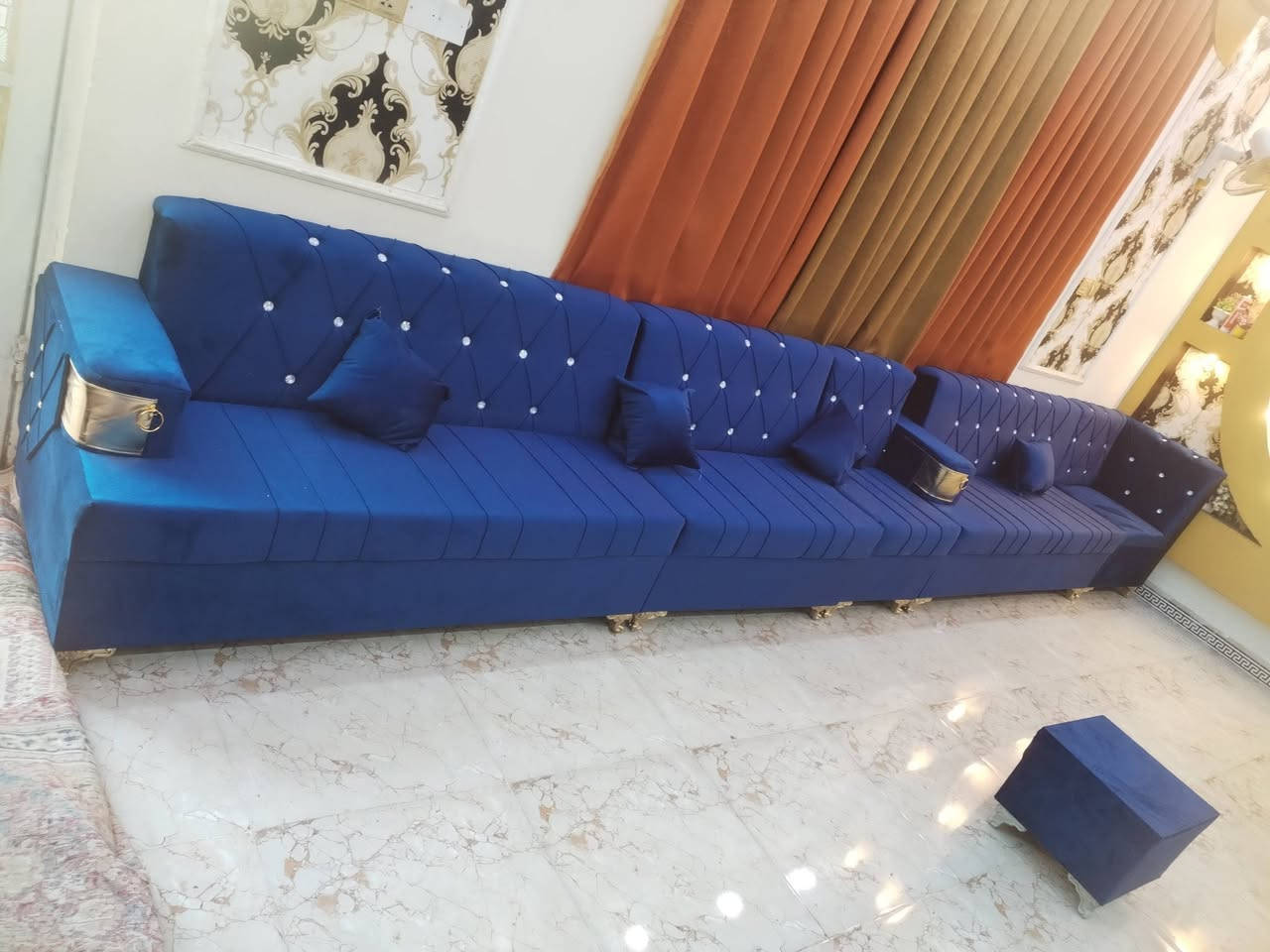 اللهم صلِّ على محمد وآل محمد 
تم وصول وجبه ديواوين يتكون كل ديوان من مقعد 22 مع كوشات وطبلات الاستفسار الاتصال ***********
او مراسله الحساب
