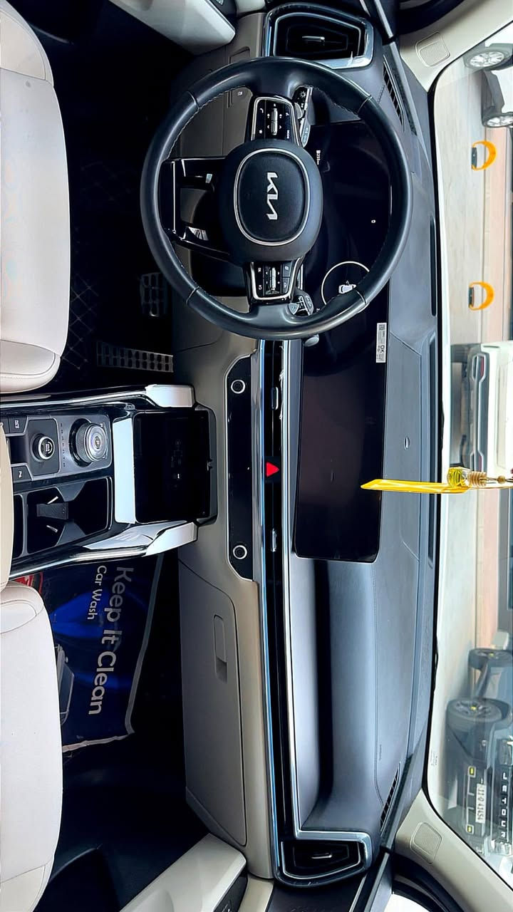 سورنتو خليجي 2024 فول  بانوراما .
السلام عليكم ..
🌟🌟🌟
سورنتو خليجي 24 .. فول مواصفات  بانوراما.. سته سلندر محرك 3500 .. السيارة جديدة  .. بمعنى الكلمة .. مكفولة كفالة عامة من كل شيء .. العداد  27 ألف كم .. رقم بغداد .. 🌟🌟🌟
المواصفات ..
بصمة .. تشغيل عن بعد .. تقفيل الجام عن بعد بالبصمة .. كامرتين .. ويل 20 .. داتا شو .. فول تحكم ستيرن .. كير ماوس .. شفتات كير بالستيرن .. شاشة متصلة كار بلي .. كشنات كهربائية .. جنطة كهربائية .. إلى أخر المواصفات المعروفة اوتو هولد ..شاحن وايرلس.... جميع المواصفات موضحة بالصور وبالتفصيل . 

عنوان السيارة مجمع مارينا 
***********
