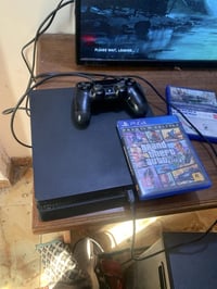 بلايستيشن4 سليم • ٢ يد • ٢ ألعاب