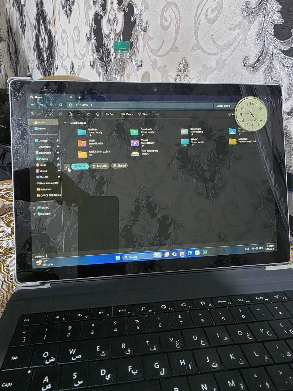 لابتوب + تابليت مايكروسوفت سيرفس بوك -برو 5
Microsoft Surface pro 5
المواصفات :
المايكروسوفت  سرفس معروفه مواصفاته للجميع 
* جهاز سوبر سليم وخفيف الوزن يصلح للسفر والدراسة والاعمال الهندسية بسرعة وكفاءة عالية يتمتع بمعالجات سريعه جدا  مع هيكل خارجي من الألمنيوم 
* الجهاز مستعمل عند السفر فقط نظيف جدا جدا ...مع بطارية ممكن استخدامها لاكثر من 5 ساعات عمل متواصل
* بلوتوث مع سماعات ستيريو صوت راقي جدا  
* نظام وندوز 11 مفعل اصلي 
* برامج اوفس مفعله مدى الحياة 
* جميع برامج التواصل الاجتماعي منصبه وجاهزة للعمل
أبرز المواصفات الفنية:
• المعالج: Intel Core الجيل السابع (Core  i7-7660U).
• الشاشة 13.5بوصة PixelSense تعمل باللمس بدقة 2K.
• الذاكرة (RAM) DDR3. 16GB
• التخزين: SSD  سعة، 512 GB.
• كارت الشاشة: Intel HD Graphics 620-
• ?128 GB.
• الاتصال: Wi-Fi +  4G -5GLTE.
• المنافذ: USB 3.0، Surface Connect للشحن، منفذ Mini DisplayPort، فتحة بطاقة MicroSDXC.
• الكاميرا: أمامية 5 ميجابكسل وخلفية 8 ميجابكسل.
• البطارية: تصل إلى 5 ساعات عمل متواصل مع شاحن اصلي 65 واط
المميزات الرئيسية:
• تصميم خفيف الوزن ومحمول (يتحول من لابتوب إلى تابلت).
• قلم Surface Pen يدعم دقة عالية.
• لوحة مفاتيح Surface Pro Type Cover 
* مع الجهاز حافظة سرفس اصلية +حقيبة + قلم اصلي  إلكتروني ممغنط
للمعلومات الاتصال و التواصل على الرقم : ( المكان بصرة)
*********** واتساب

