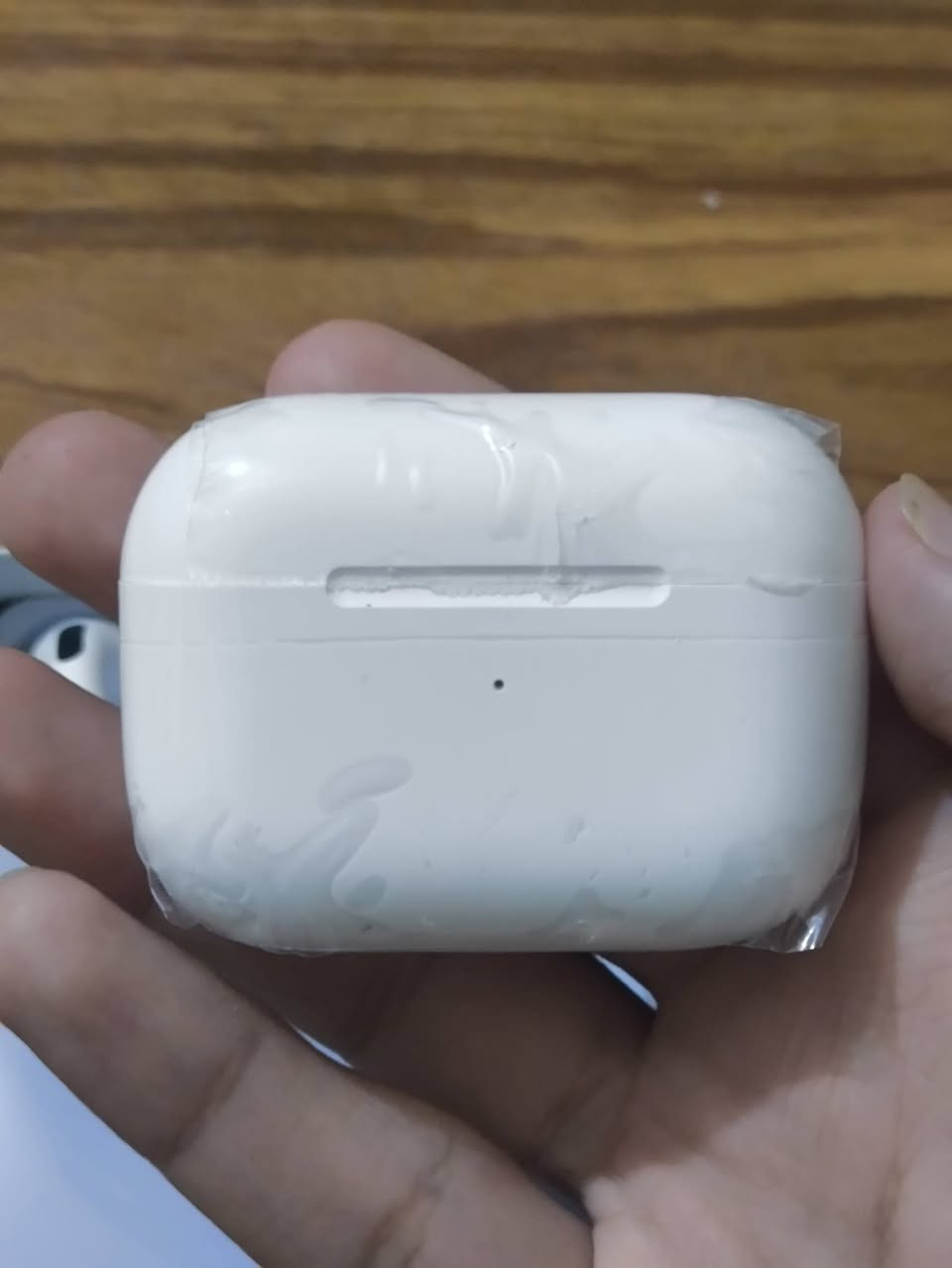 سماعات Airpods Pro 2 (كوبي درجة أولى)  مع ضمان حقيقي 12 شهر السعر بل خاص. 
للبيع سماعات ايربودز برو 2 الجديدة (كوبي درجة أولى بمواصفات ممتازة).
الصوت: نقاوة عالية جداً وعزل ممتاز للضوضاء.
الملحقات: كارتونة كاملة تحتوي على (السماعات، حافظة الشحن، كابل الشحن، وحبل التعليق الأصلي).
الضمان: تحتوي على لاصق ضمان حقيقي لمدة 12 شهر من الوكالة التجارية (Typhoon).
الحالة: جديدة تماماً وغير مستخدمة (فقط تم فتحها للتصوير لعرض النظافة).
الموقع: البصرة. ومتوفر توصيل لجميع المحافظات 
للتواصل يرجى مراسلة الحساب او على واتساب ***********
#سماعات
