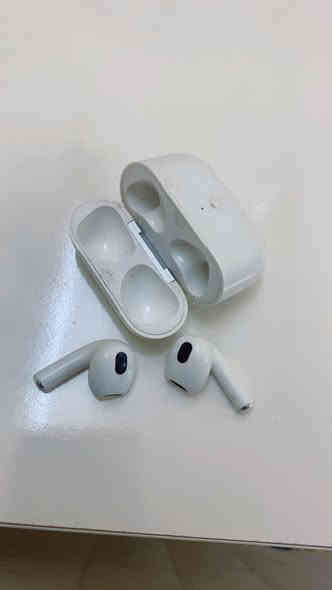 سلام عليكم سماعات ايربود نضيفات كلش اصلية الجيل الثاني اصليات ١٠٠٪؜ مكاني بلديات***********
