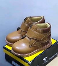 بوت طفل جلد • مقاسات ٢٥-٣١ • تصفية