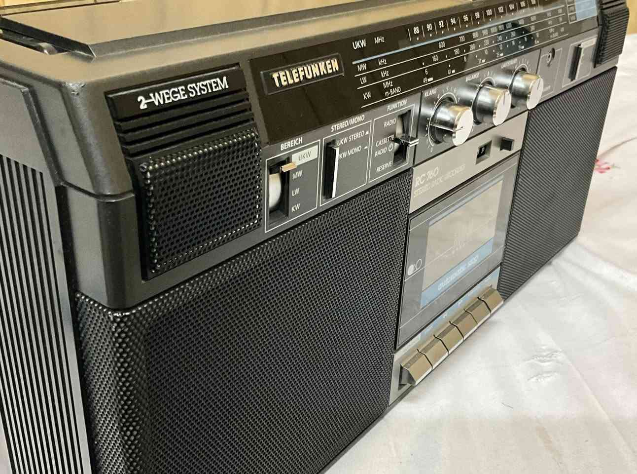 مسجل راديو ،،، الماني 
اراوس بمسجل ياباني وادفع فرق السعر اهم شي الجهاز نظيف ، العندة مسجل صناعة ياباني ينزل بالتعليقات او يراسلني ، المسجل جدا نظيف جدا


**إذا كنت صاحب هذا الإعلان وتريد حذفه لأي سبب، رجاءا أرسل رسالة إلى الدعم الفني**