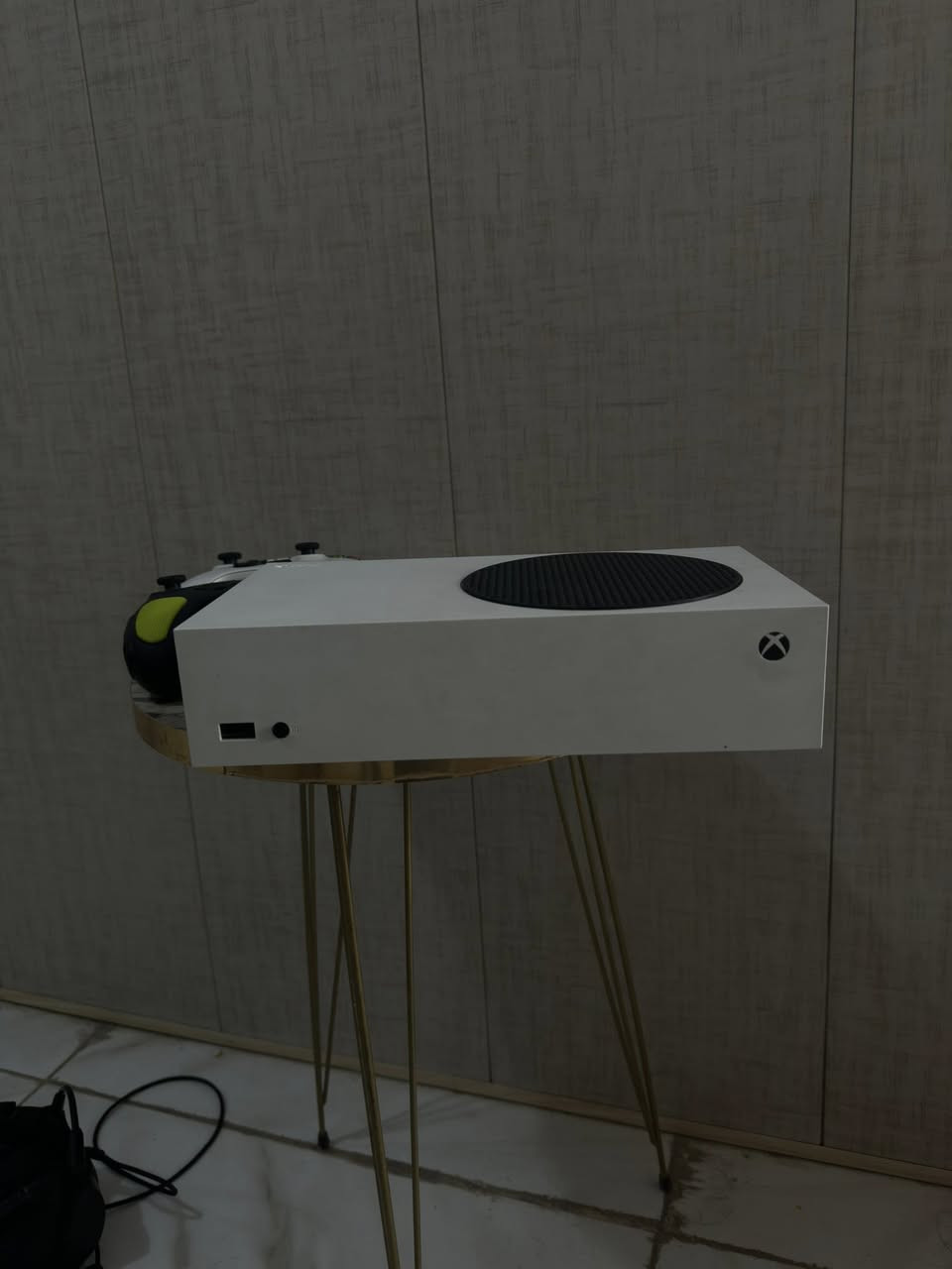 السلام عليكم اكس بوكس سيريس S
الجهاز نضيف والقران مستعمل قليل كلش ويا جوستك اصلي وسماعة كيمنك اصلية السعر 350 

توصيل ماعدني عنواني بغداد والله لو مامحتاج واكع بصرف ماابيع ويا كارتونة***********
