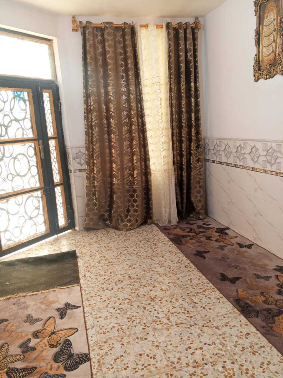 بيت طابقين مساحة 100 متر طابو زراعي سند سند 25 بسمي بناء درجة أول البناء صب طابوق الطابق الأول غرفه و كلدور و مطبخ و صاله و درج دور مرر و صحيات و كراج سيارة و الثاني غرفتين و كلدور العنوان شارع 80 جهة النجف نزلت الساده حي النصر منطقة مرتبه جوارين خير من الله مجاري انترنيت ضوئي خامس بيت عن الشارع الرئيسي قرب مكتب سيد سعد ابو خطه اتصال و بي واتساب *********** قفل 65
