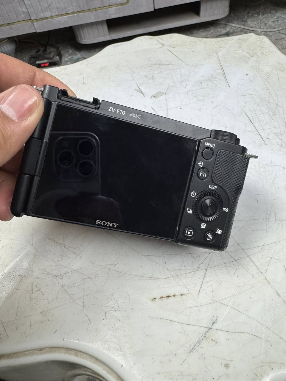 📸 للبيع كاميرا Sony ZV-E10
حالة ممتازة جداً – استخدام خفيف جداً – نظيفة 100%

إذا تريد تبدأ يوتيوب / صناعة محتوى / تصوير احترافي فهاي الباقة جاهزة مباشرة بدون ما تشتري شي إضافي 👇

✨ المواصفات:
 • تصوير 4K احترافي
 • فوكس خرافي مع تتبع الوجه والعين
 • شاشة جانبية متحركة للفلوكات
 • أداء قوي بالإضاءة الضعيفة
 • مدخل مايك احترافي

🎁 الملحقات:

✅ رام 128GB
✅ قاري رامات
✅ الشاحن الأصلي
✅ الكارتون كامل
✅ 🎤 مايك HOLLYLAND (نسخة أولى – متحدث واحد) هدية مع الكاميرا

الكاميرا نظيفة جداً وما بيها أي ملاحظة
جاهزة تشتغل فوراً بدون أي مصاريف إضافية

📍الموقع: (بغداد)
💰السعر: (٩٥٠ وبيها مجال)
📩 التواصل خاص


**إذا كنت صاحب هذا الإعلان وتريد حذفه لأي سبب، رجاءا أرسل رسالة إلى الدعم الفني**