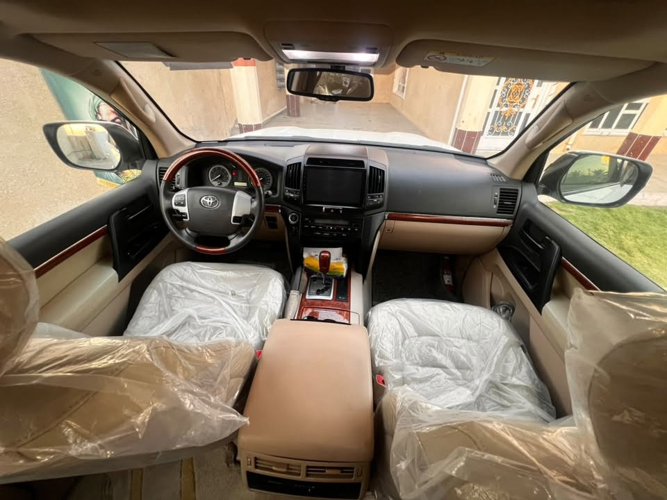 السلام عليكم للبيع لاندكروز 2015 سياره فول موصفات  ماشية170  ألف سياره كفالة عامه كير ومكينه وحداديه وتبريد فقط بارد بالجاملغ الخلفي رقمها بغداد نكليزي بأسمي تحويل مباشر 
مكان سيارة بغداد 
استفسار اكثر الاتصال
***********

