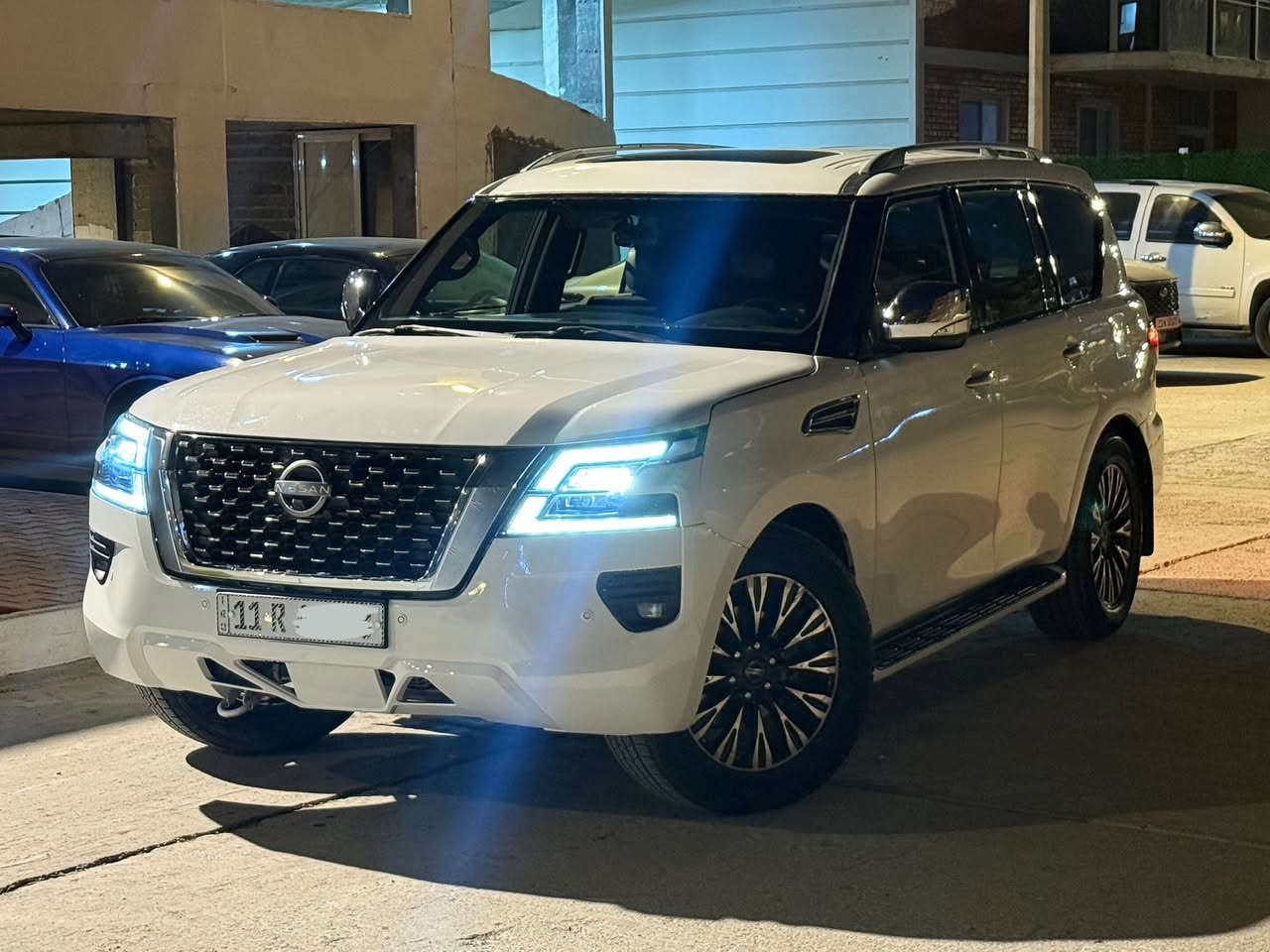 السلام عليكم ورحمة الله 
.
نيسان باترول ارمادا 2018 بلاتينيوم ريفرس **VIP** 
Nissan armada 2018 platinum reverse **VIP**
(اعلى فئة في الارمادا 1/1)✅
.
محدثة من الخارج والداخل الى موديل 2024 قطع اصلية 
.
مواصفات :
 • محرك V8 سعة 5.6 لتر
 • قوة تقريبًا 390 حصان
 • قير أوتوماتيك ناعم
 • دفع خلفي RWD
 • أوضاع قيادة متعددة (ثلج – رمل – طرق وعرة)
 • سحب قوي جدًا (مناسبة للسفر والمقطورات)
 • ثبات عالي على السرعات والطريق السريع

تحديث واجهة أمامية كاملة 2024
 • تحديث واجهة خلفية كاملة 2024
 • مصابيح أمامية LED حديثة
 • مصابيح خلفية LED
 • شبك أمامي حديث
 • صدامات أمامية وخلفية محدثة
 • شكل حديث وفخم موديل 2024

جنوط بلاتينيوم أصلية مقاس كبير
 • مرايا جانبية كهربائية + إشارات
 • فتح وغلق مرايا
 • دواسات جانبية أصلية مضيئة PATROL
 • فتحة سقف كهربائية
 • حساسات أمامية وخلفية فعالة 
نظام منع التصادم 
نظام الرادار التفاعلي ومثبت السرعة المتكيف

• مقاعد جلد بلاتينيوم فاخرة مختومة Platinum Reverse 
 • مقاعد أمامية كهربائية
 • تبريد وتسخين المقاعد الأمامية
 • تسخين مقاعد المقاعد الخلفية 
 • ذاكرة مقاعد ميموري 
 • مقاعد الصف الثالث كهربائية مريحة
 • تحكم مناخي ثلاثي (أمام – وسط – خلف)
 • ديكور خشب بلاتينيوم
 • إضاءة داخلية مضافة سقف رولز رويز

شاشة وسطية كبيرة موديل 2024
 • شاشات خلفية للركاب
 • نظام صوتي BOSE الأصلي (صوت نقي وقوي) 13 سماعة
 • بلوتوث
 • AUX / USB
 • تحكم من المقود بعدة خيارات متعددة

كاميرات امامي خلفي
 • رادار
 • نظام النقطة العمياء
 • نظام الحفاظ على المسار
 • نظام التحذير من الاصطدام
 • مثبت سرعة
 • حساسات محيطية
 • ABS
 • ESP
 • Airbags
 
• تشغيل بصمة
 • تشغيل زر
 • دخول ذكي
 • فتح شنطة كهربائي
 • قفل مركزي
 • نوافذ كهربائية
 • طي مقاعد كهربائي

المقاعد الخلفية (الصف الثاني) منفصلة VIP تخوي على ثلاث مساحات تخزينية 
كونسول وسطي للتحكم في الصوت والتبريد والتدفئة ولربط سماعات الرأس وتحكم بتدفئة المقاعد ومداخل HDMI و USB خلفية 
****

ملاحظة / السيارة مصبوغة عام توحيد لون بعد التحديث #
 
الحادث جاملغ ايسر وبنيد مرفقة الصور في المنشور ، 

السعر المطلوب 250 ورقة 

بيع او مراوس تيسلا Y 

0772 824 2776
