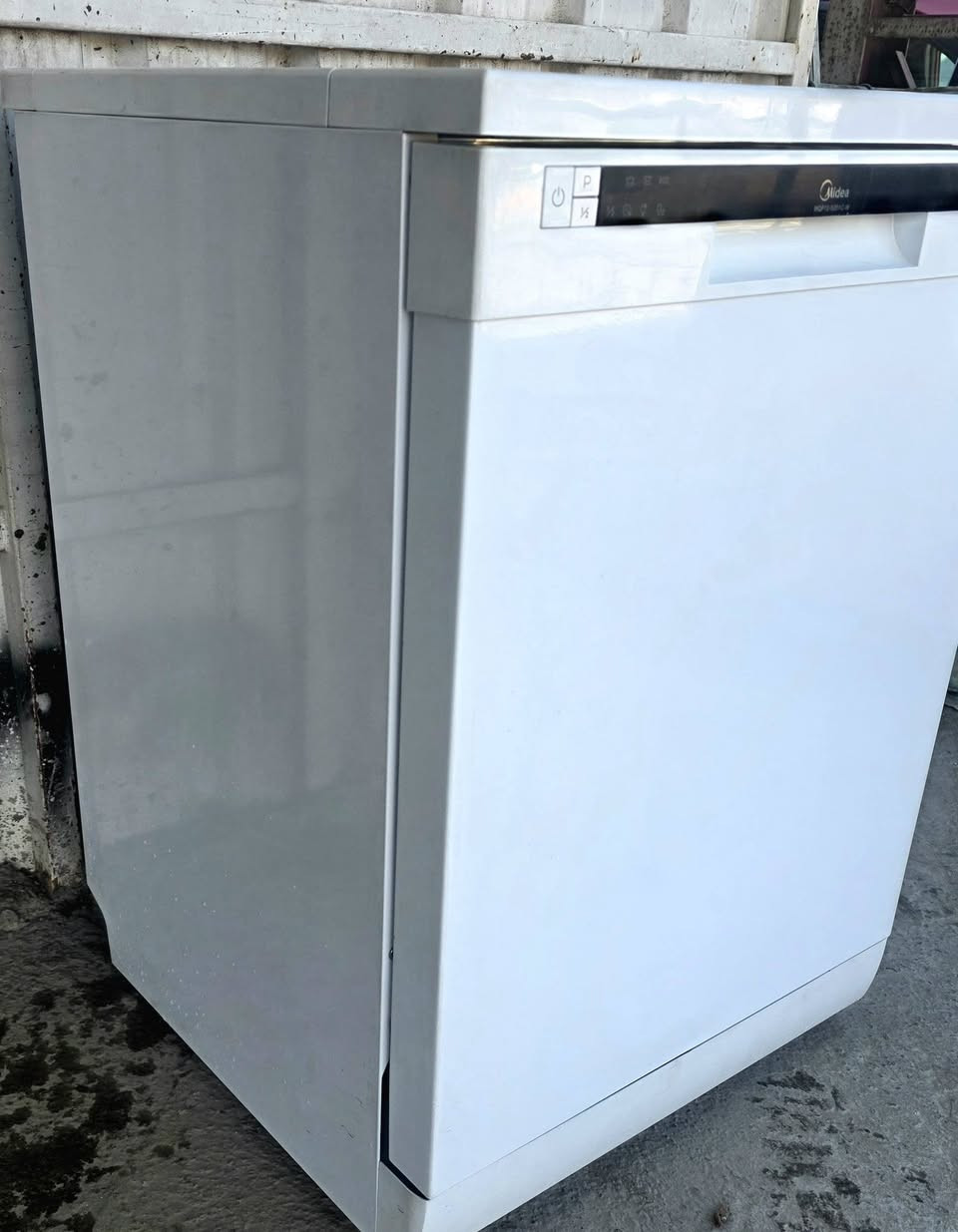 غسالة صحون Midea 520 – جديدة للبيع
سعره 250 الف ( السعر مناسب جدا )
جديدة غير مستخدمة نهائياً بلفلين مال تصفية 
🔹 7 برامج غسيل 
🔹 سلتين تحميل 
🔹 مرشتين (علوية + سفلية)
🔹 تنظيف قوي وممتاز 
اقتصادية بالكهرباء تشتغل على المولد 
للاستفسار : *********** 📞
العنوان : الدورة
