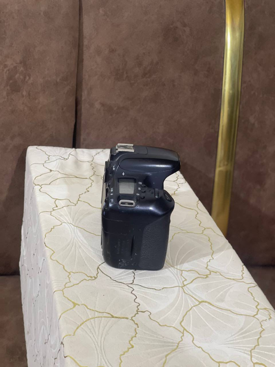 السلام عليكم متوفر كامرا كانون d77 مع عدسه 70-300 وعدسة فيديو 18-135 للبيع الكامرا مع كامل الملحقات بحاله جيده وايضاً بلاضافه ستاند وبطاريات عدد 2 السعر 650 للاستفسار مراسلة الصفحة او الاتصال ***********
