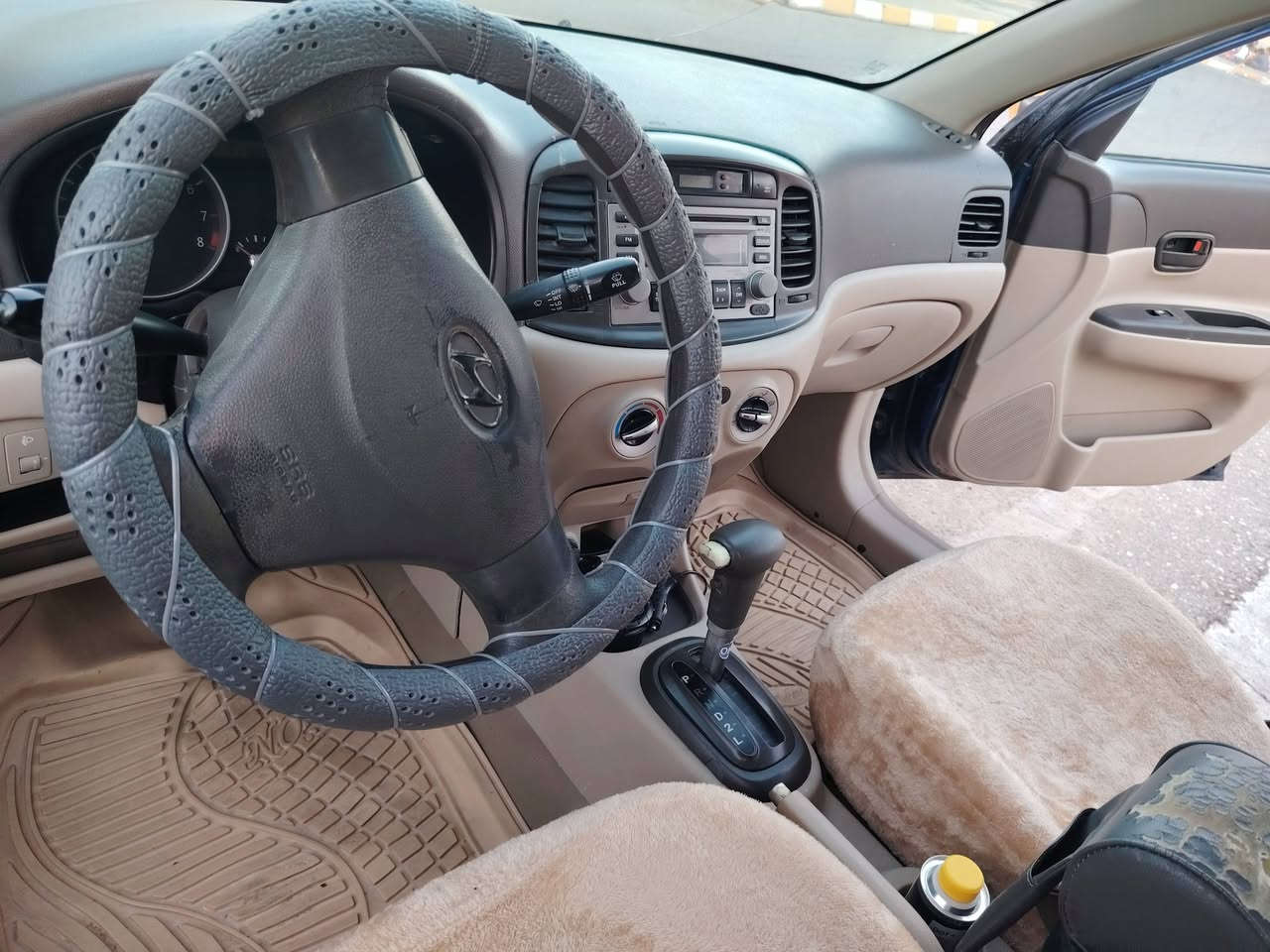 السلام عليكم
اكسنت ٢٠٠٧ للبيع
سياره مثل ما مبينه بالصوره ما معدل عليها كلشي
بدون دواخل وبدون كلشي تصفيات بيها
تايرات جديده نقابه صفر دفتر بانزين بيها
سنويه صاغطه ٤ سنوات صدر جديد دوشمه جديده
سعر ٦٥ وبيها مجال قليل
***********
