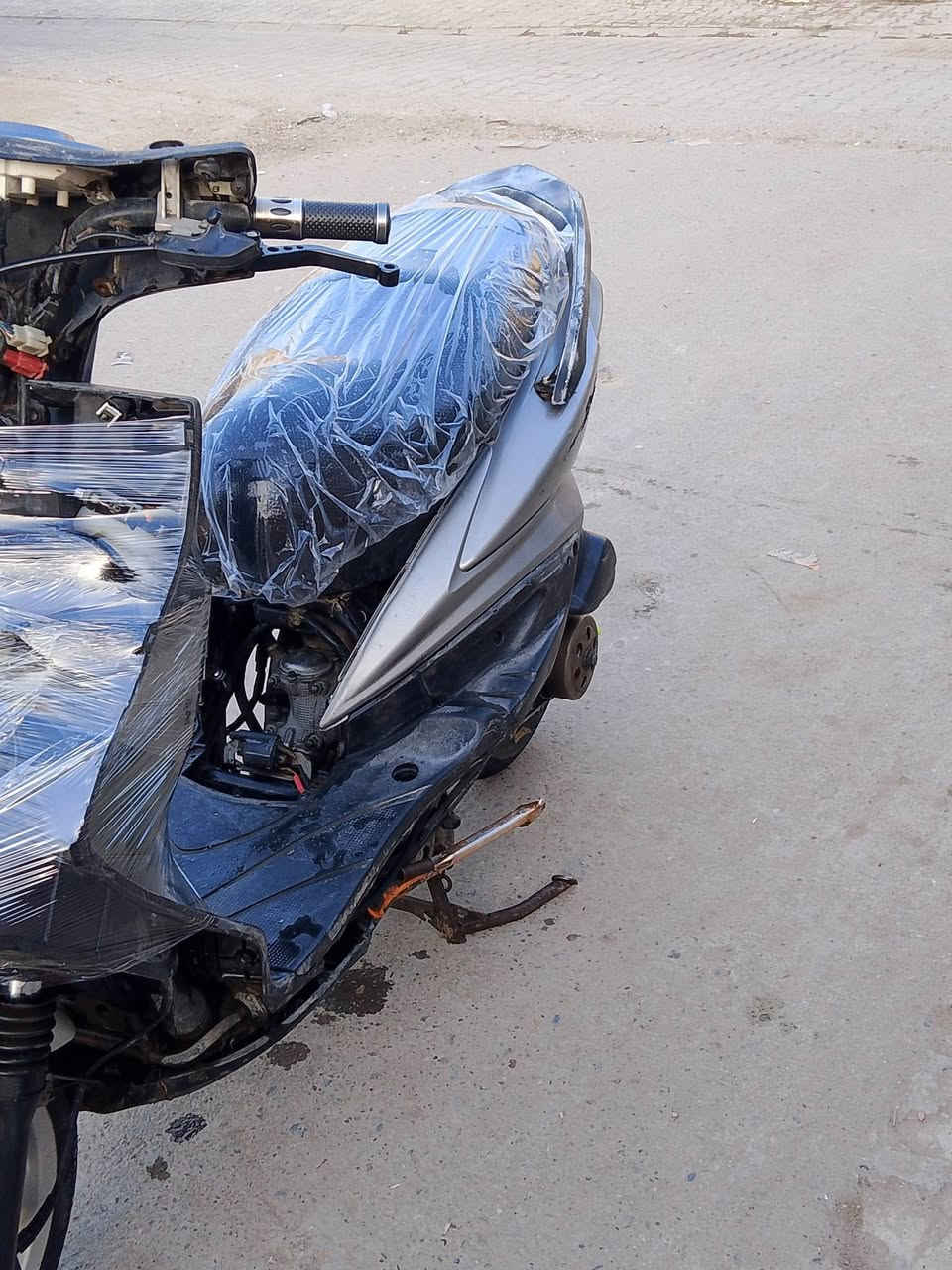 سكنس نوزل خطين 250 قفل 
دراجة كاملة من كل شي عوزها بس كفر 

مكينة مكفولة من النضوح والتبخير والصوت 

كهربائيات شغالة كلهن 

صالنصة 7 الوان رياضي 

كلج رياضي 

العنوان بغداد الشعب نهاية الفورتات 
‏‪0778 003 9422‬‏. 

اليدور مكفول لايراسلني دراجة كدام العين تفحص وتاخذ
